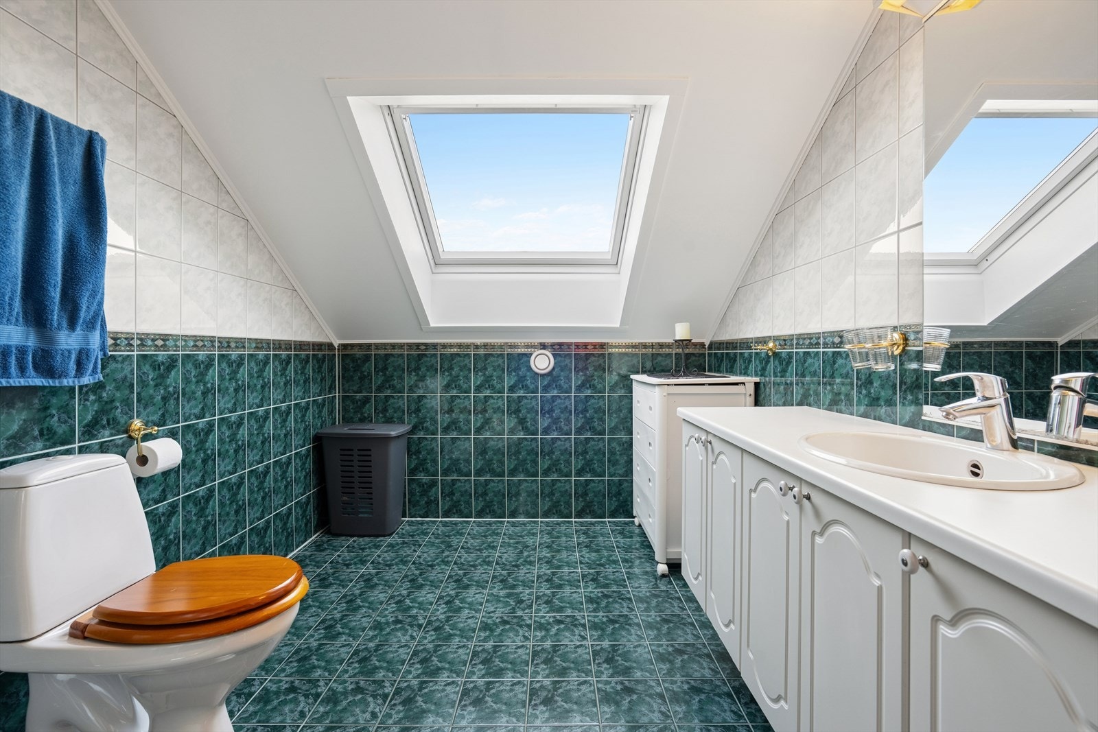 Innredningen består av servant med flere romslige skap under, høyskap ved siden av, overskap og speil med lys over Galleribilde