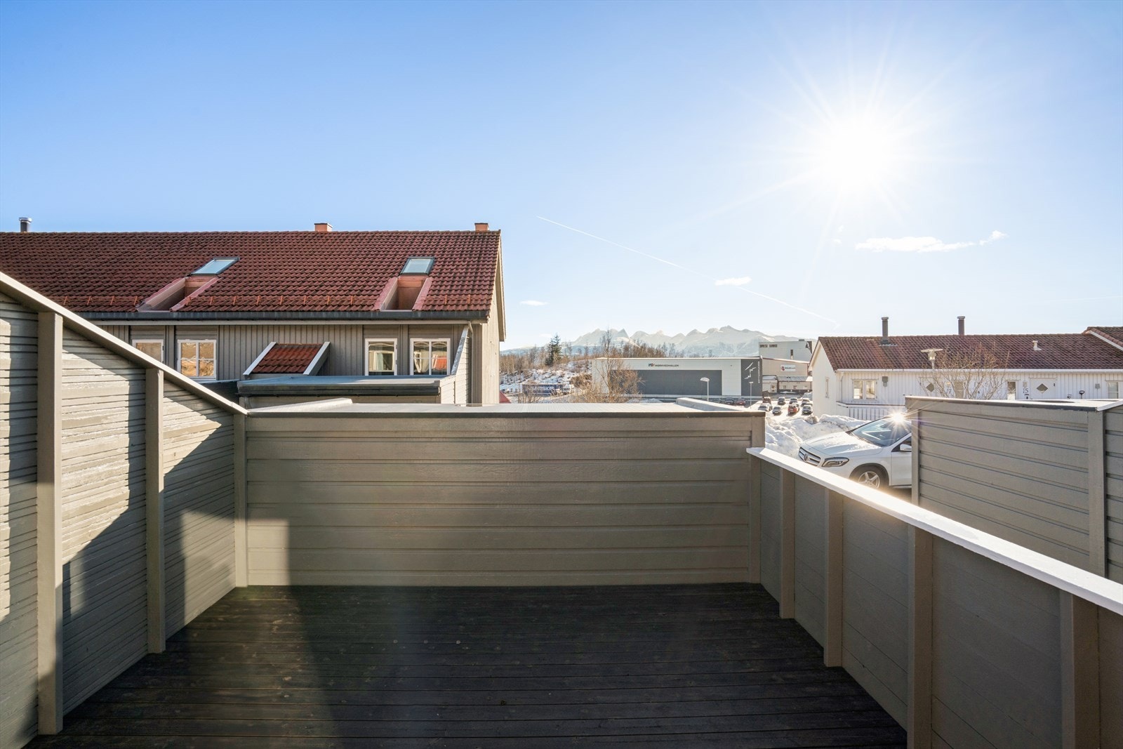 Fra stuen er det utgang til en solrik sørvendt balkong med god plass til utemøbler - Sjekk utsikten over Børvasstindan! Galleribilde