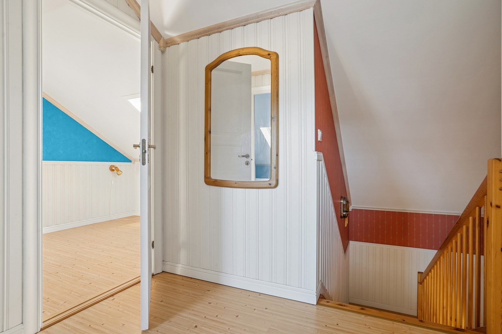 I loftsetasjen finner du to soverom, bad og en mindre bod Galleribilde