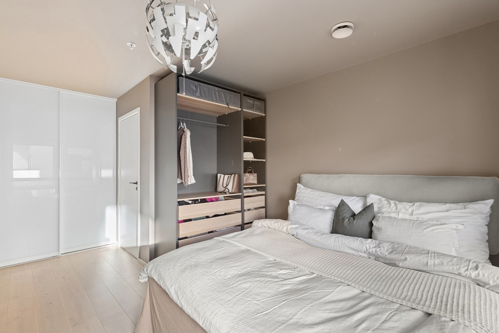 Bak deler av garderobeløsningen er det et separat kott Galleribilde