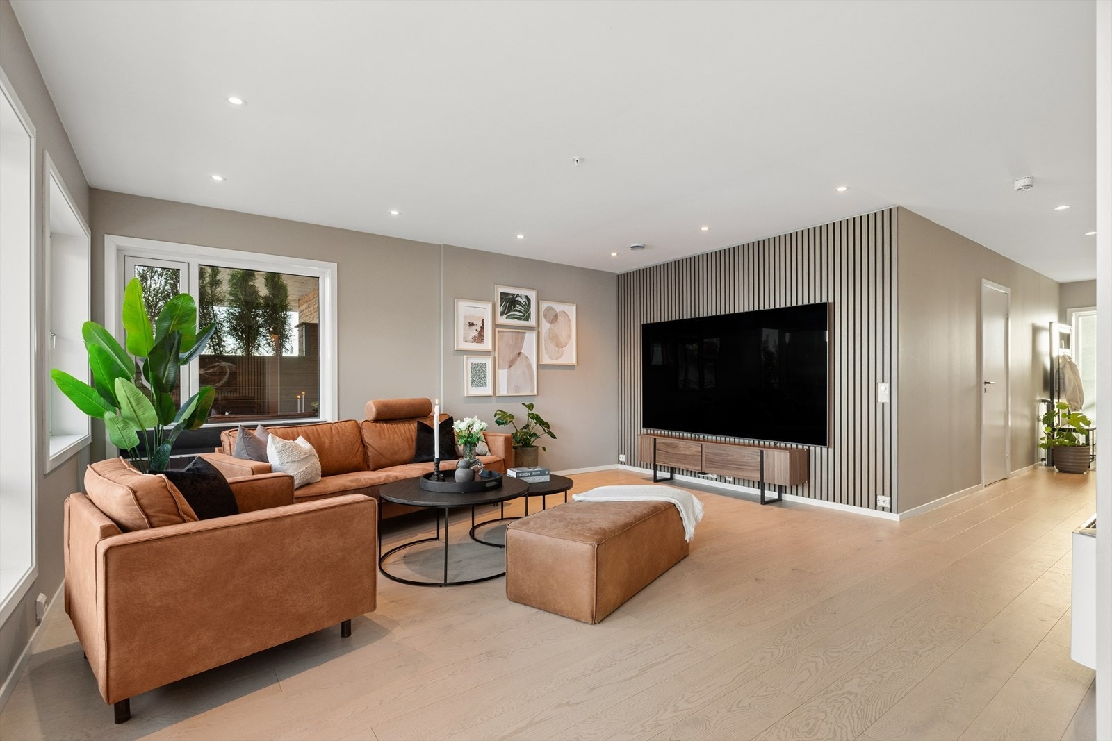 Stuen fremstår lys og moderne med downlights i himling Galleribilde