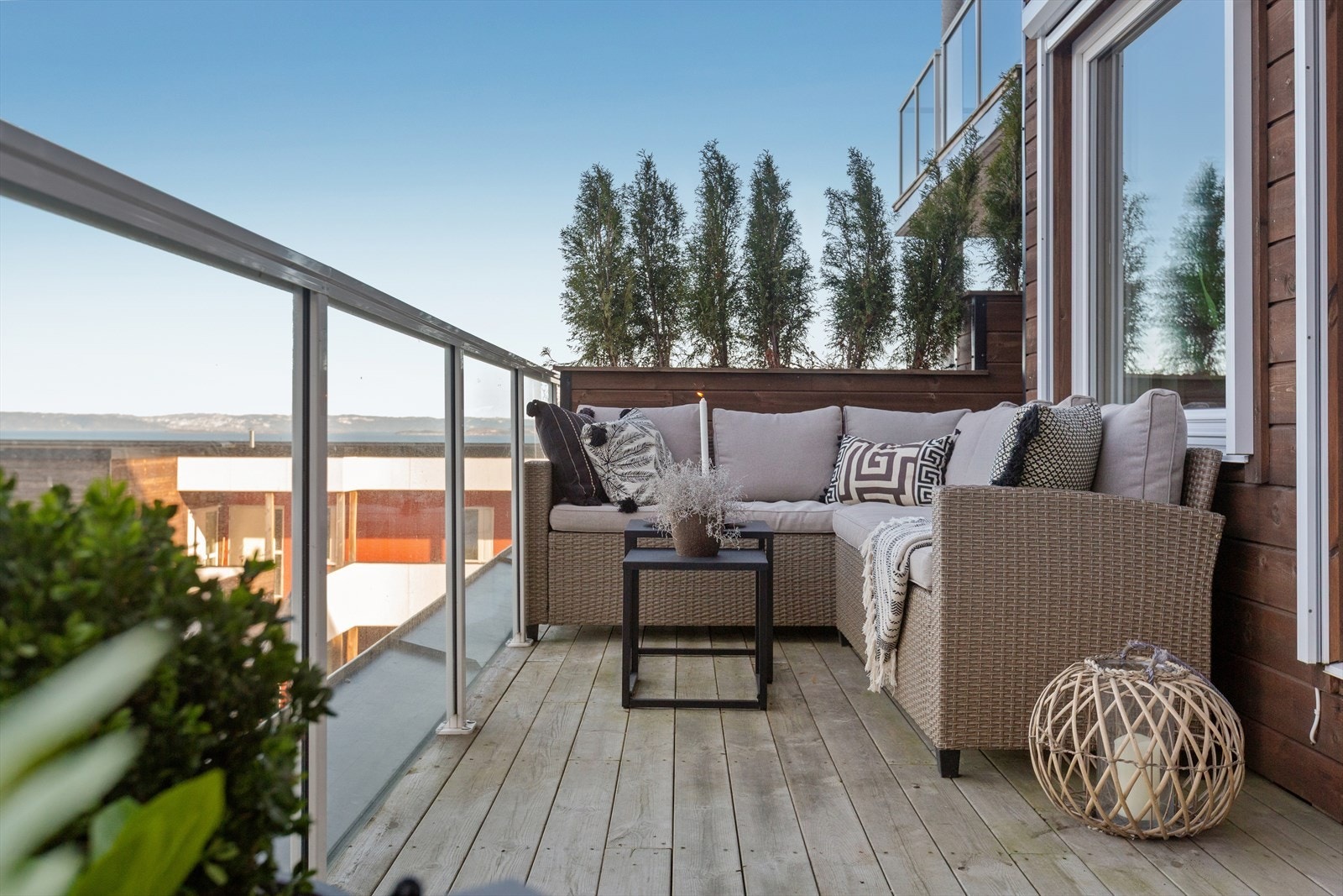 Den frittliggende balkongen tilbyr herlige sol- og utsiktsforhold Galleribilde