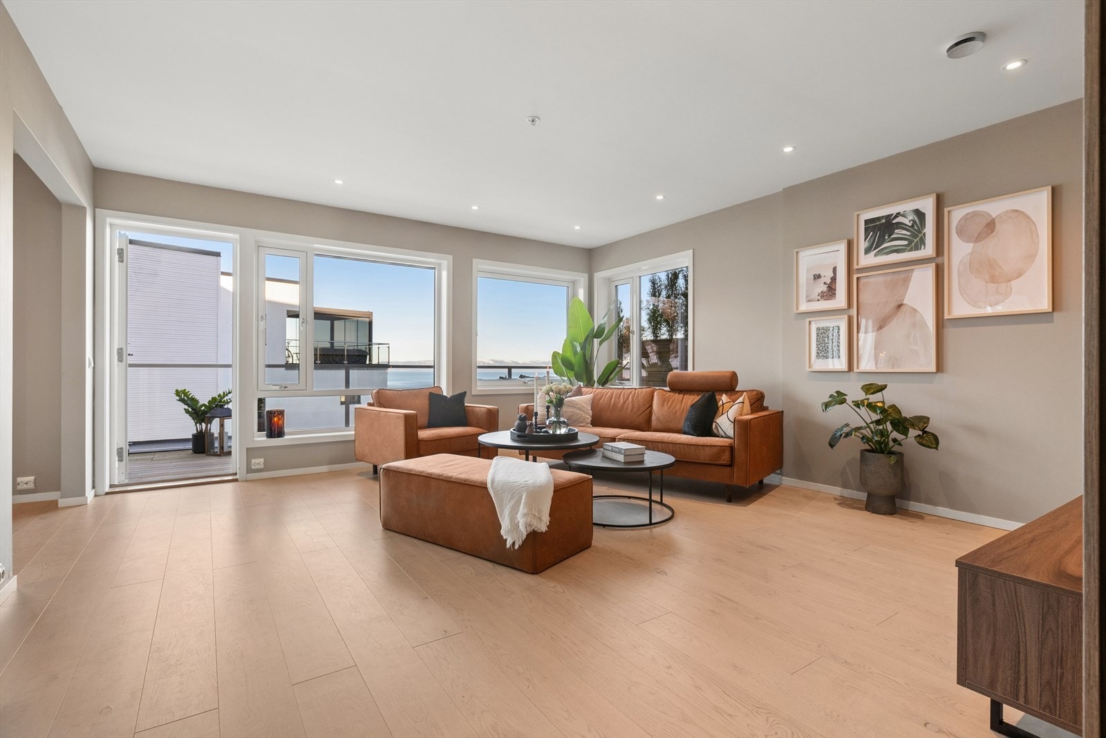 Stuen er oppmalt med moderne fargevalg og er oppmålt til hele 23,8 kvm Galleribilde