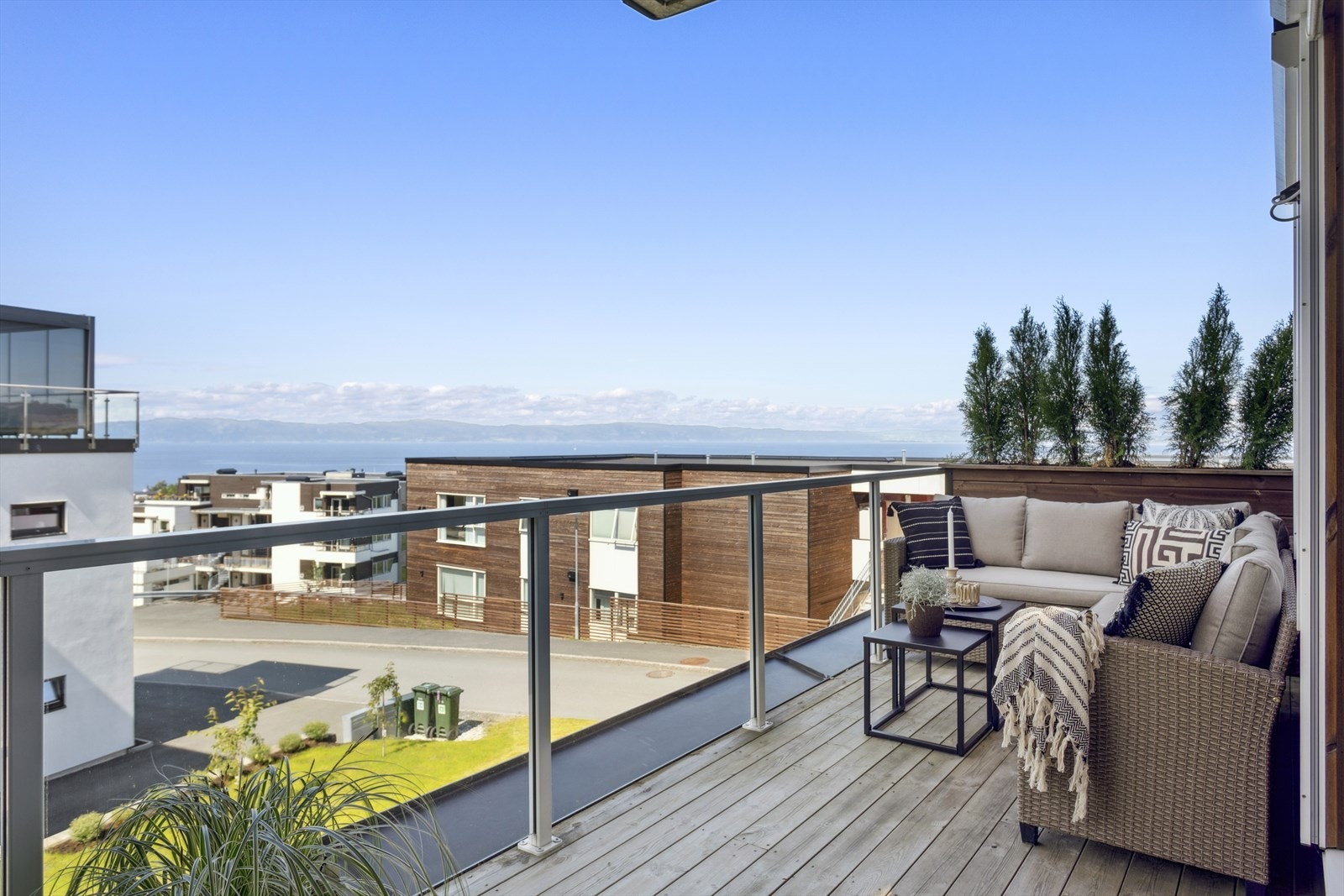 Leiligheten har et herlig utsyn over Trondheimsfjorden fra en romslig balkong på ca 17,9 kvm Galleribilde