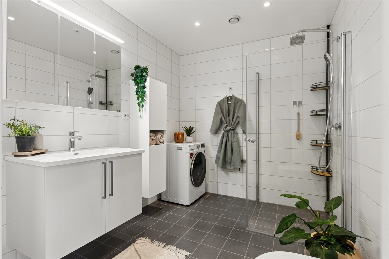 Delikat flislagt bad med varmekabler og downlights i himling Galleribilde