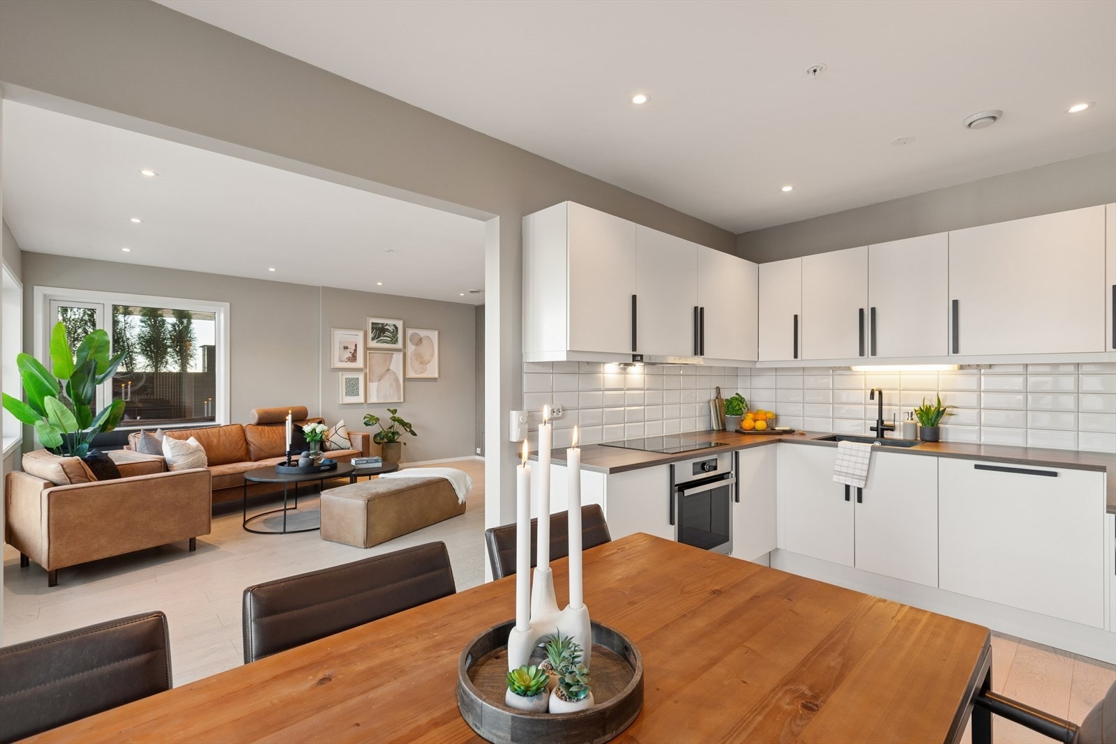 Den delvis åpne løsningen mellom kjøkken og stue gir en god og åpen romfølelse Galleribilde