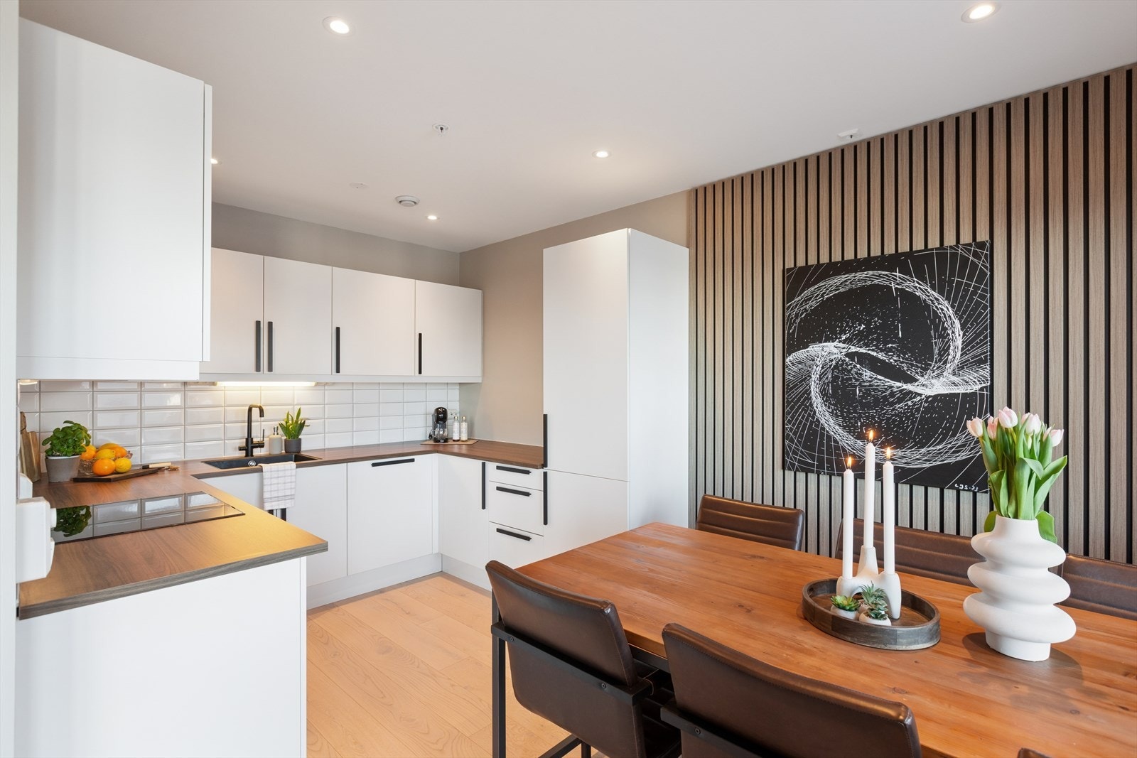 Kjøkkenet er innholdsrikt med alle nødvendige hvitevarer integrert Galleribilde