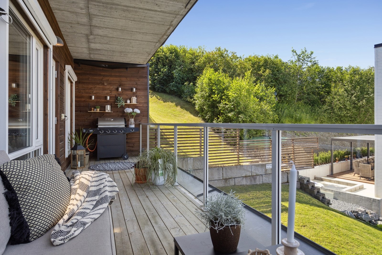 Her er det god plass til både sittegruppe og grill Galleribilde