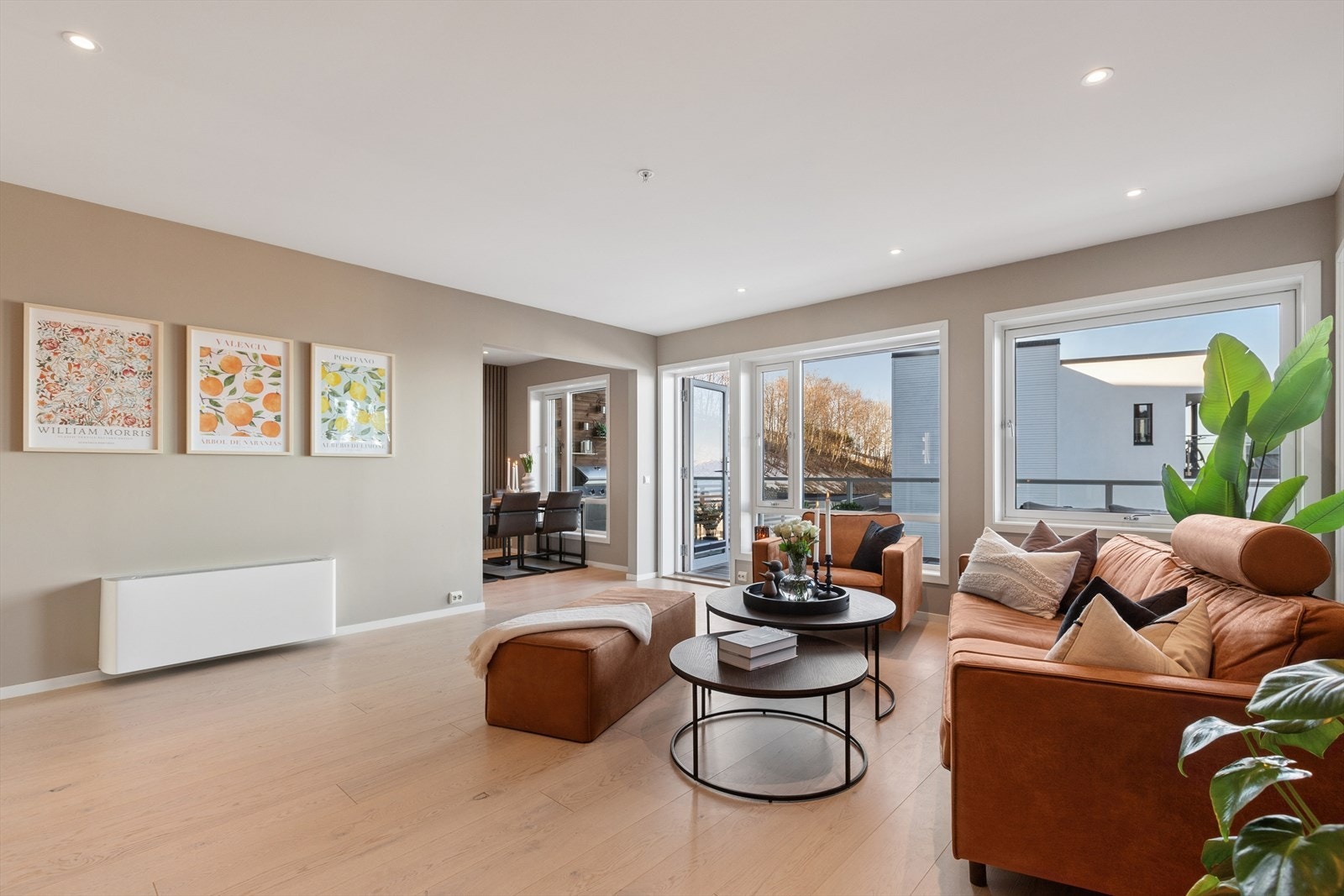 Fra stuen har man også direkte tilkomst til leilighetens herlige balkong Galleribilde