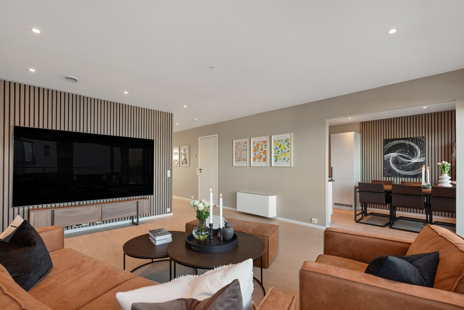 Ved siden av stuen er det tilpasset plass for spisestue i forlengelsen av kjøkkenet Galleribilde