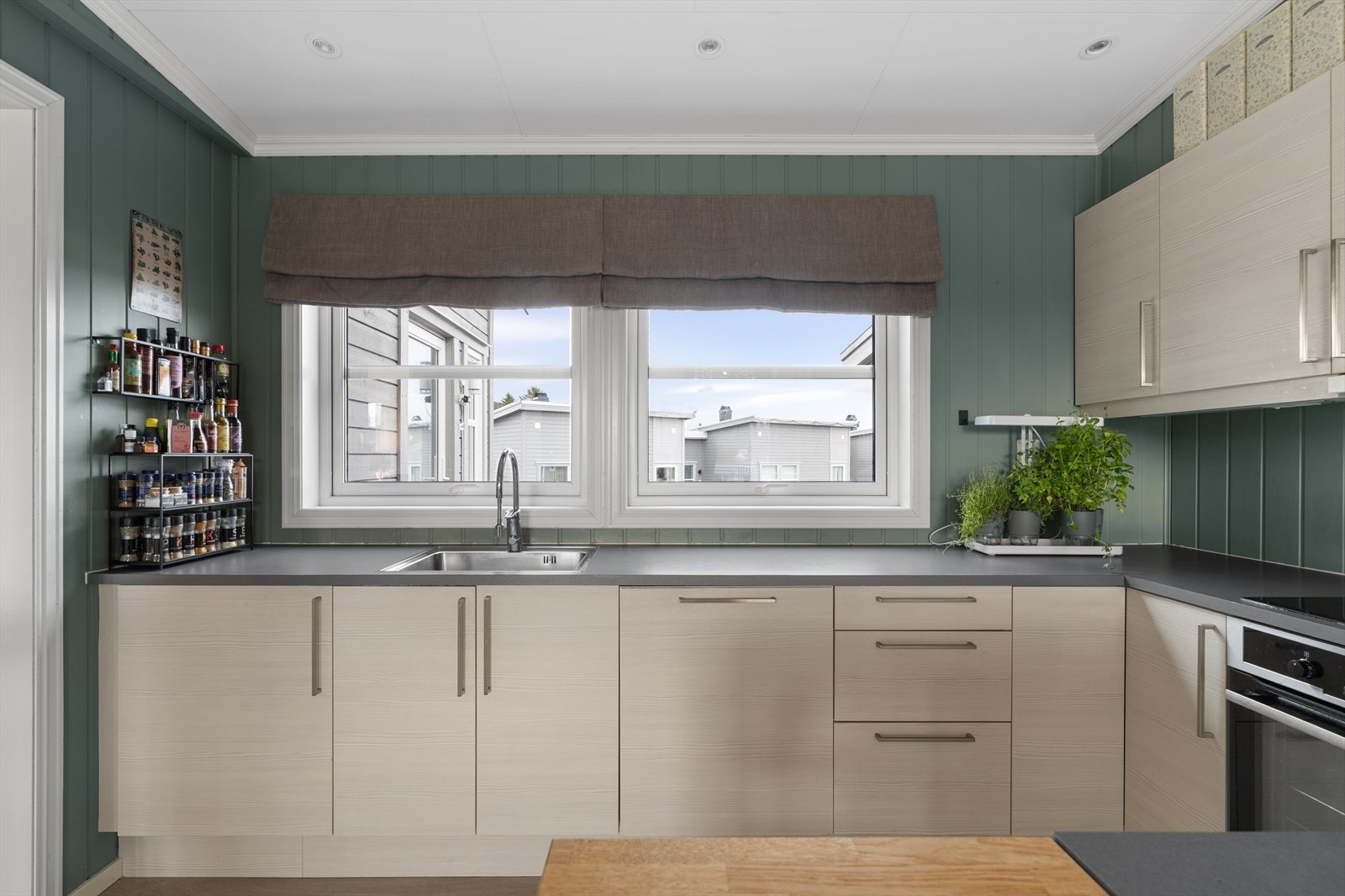 Det er godt med skap- og benkeplass på kjøkkenet. Galleribilde