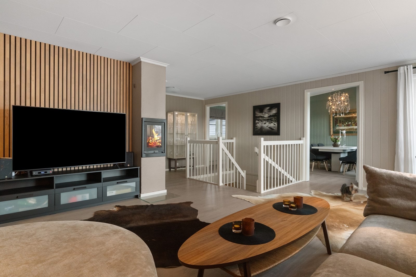 For behagelig oppvarming er det både varmepumpe og vedfyring. Selger opplyser at varmepumpe ble skiftet i 2025. Galleribilde