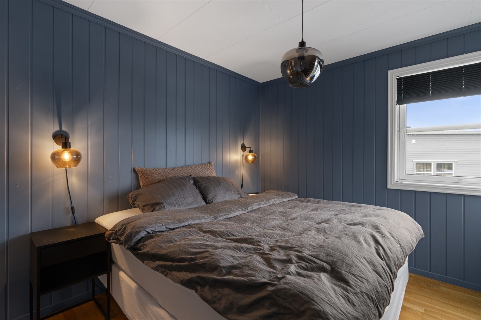 Det er totalt fire soverom i boligen. To i sokkeletasje og to i 1. etasje. Galleribilde