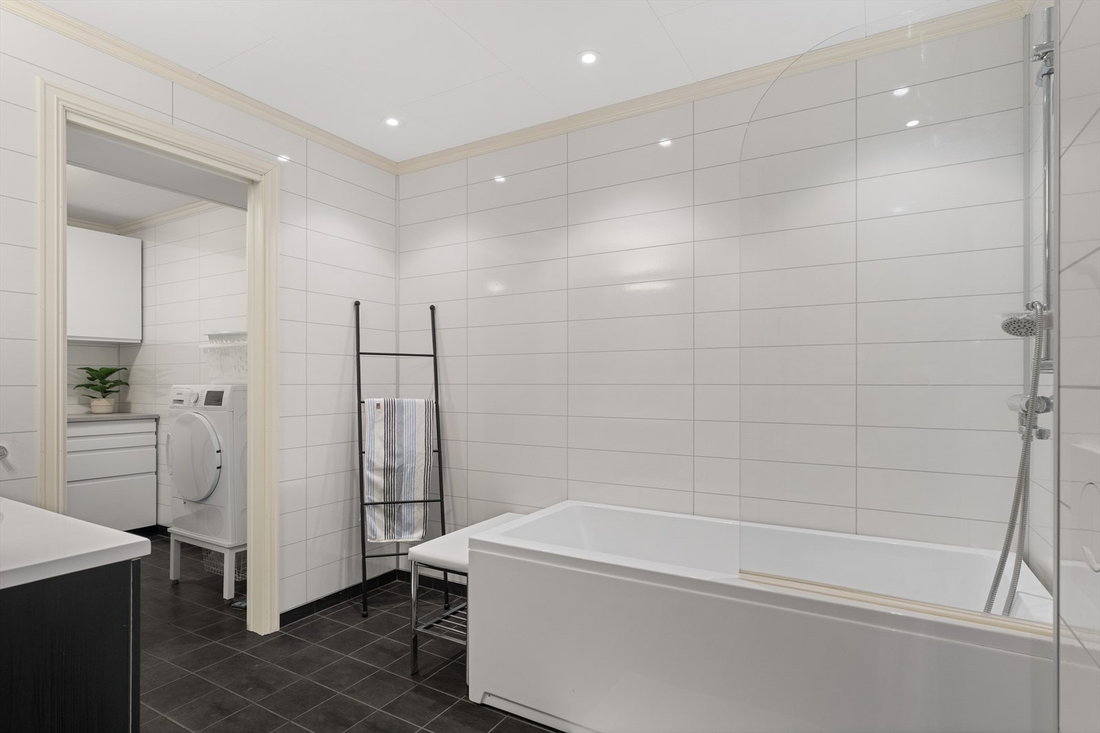 Flott bad med servant, toalett og badekar. Galleribilde