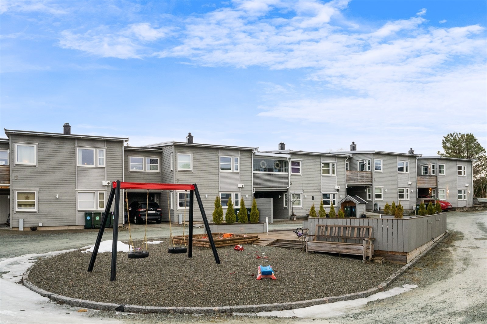 Barnevennlig beliggenhet med fine fellesarealer/lekeplass. Galleribilde