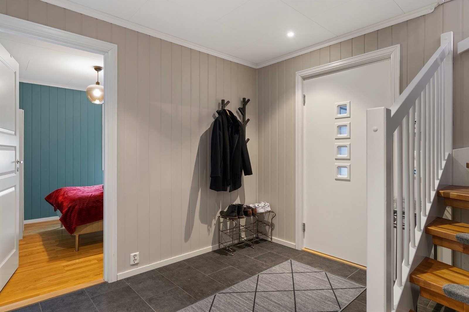 Lys og fin entrè. Her er det varme i gulv. Galleribilde