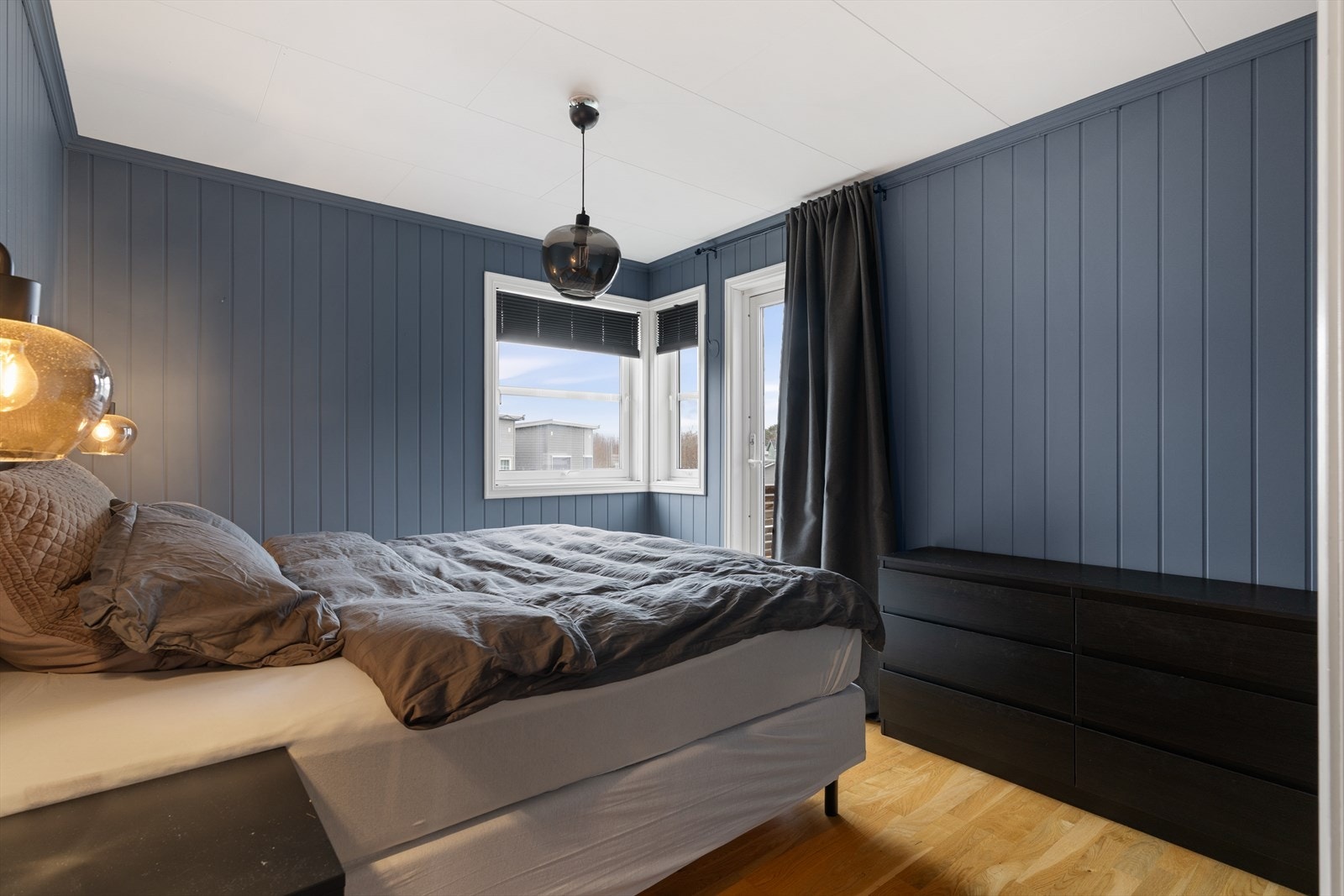 De to soverommene i 1. etasje er på 9 og 10 kvm. Fra soverom på 10 kvm er det også utgang til en hyggelig balkong på 9 kvm. Galleribilde