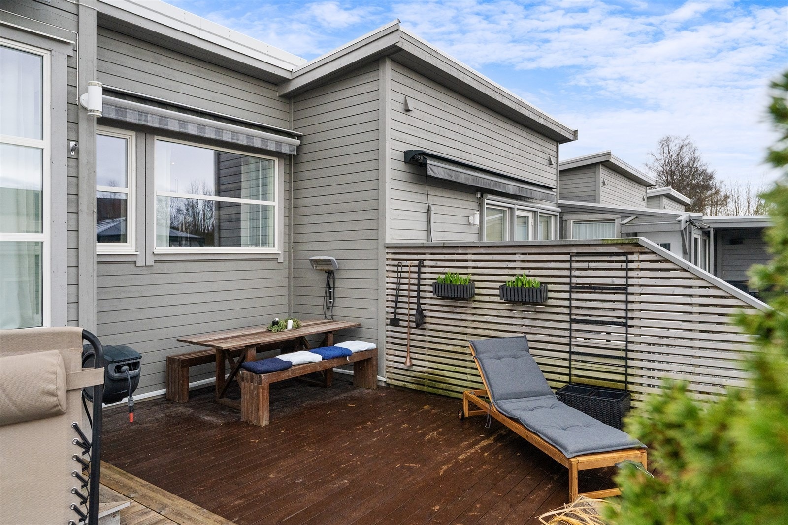 I tillegg til terrasse er det også platting og en hyggelig gressplen. Galleribilde