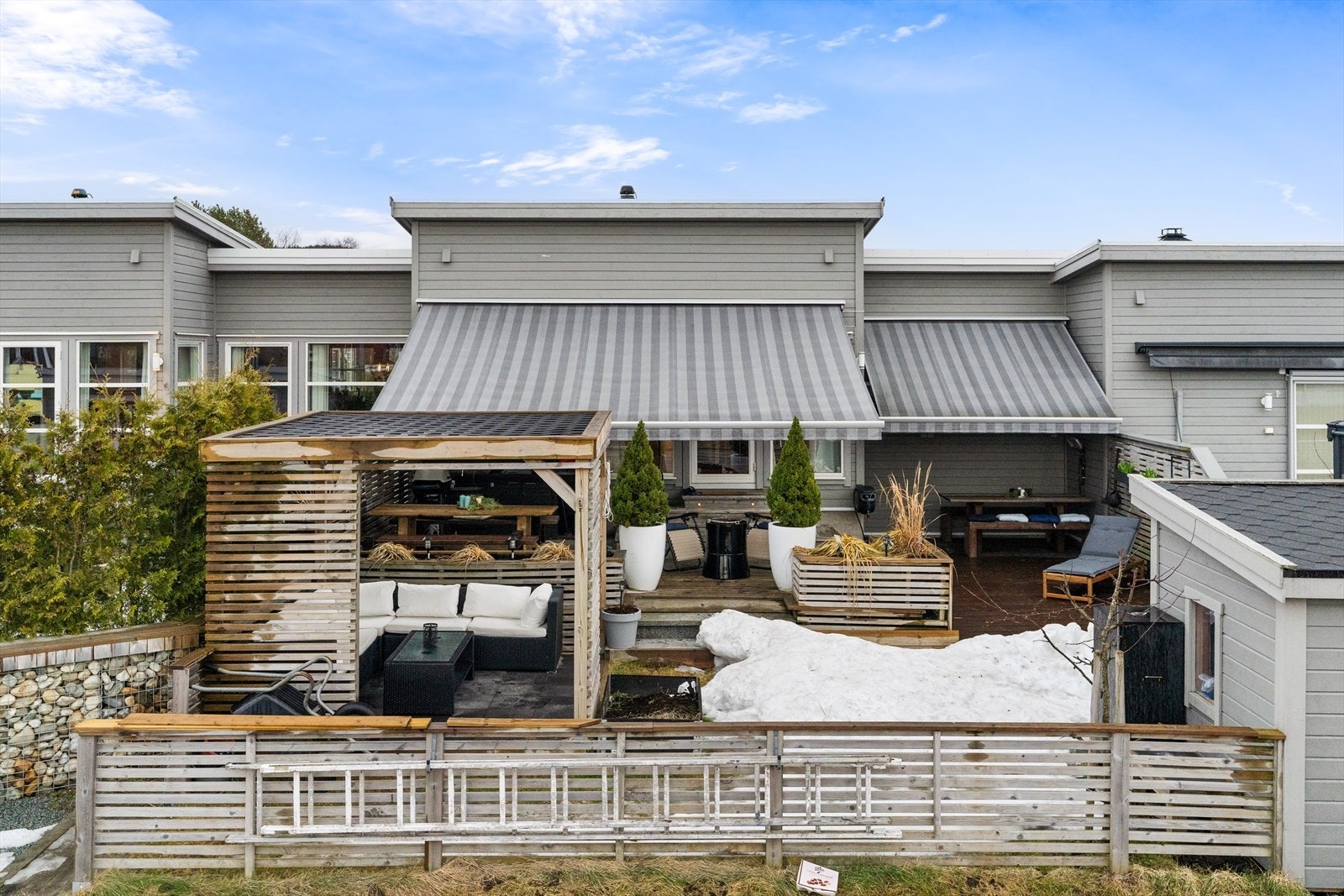 Fine uteområder og fantastiske solforhold på eiendommen. Det ble etablert elektriske markiser utvendig i 2024. Galleribilde