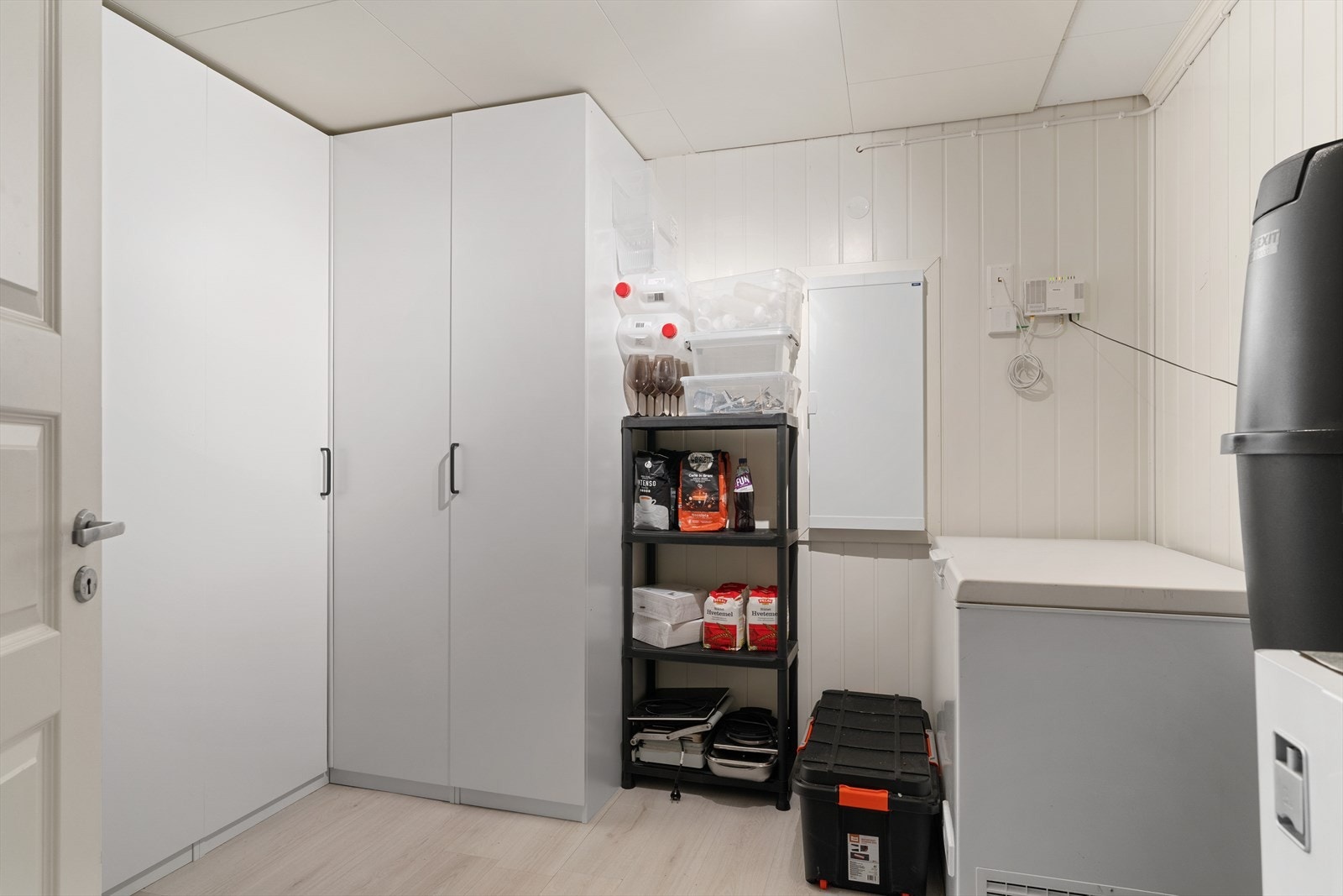 Praktisk bod for diverse lagring. Boden er på 9,5 kvm. I tillegg er det en utvendig bod på 8 kvm ved carport. Galleribilde