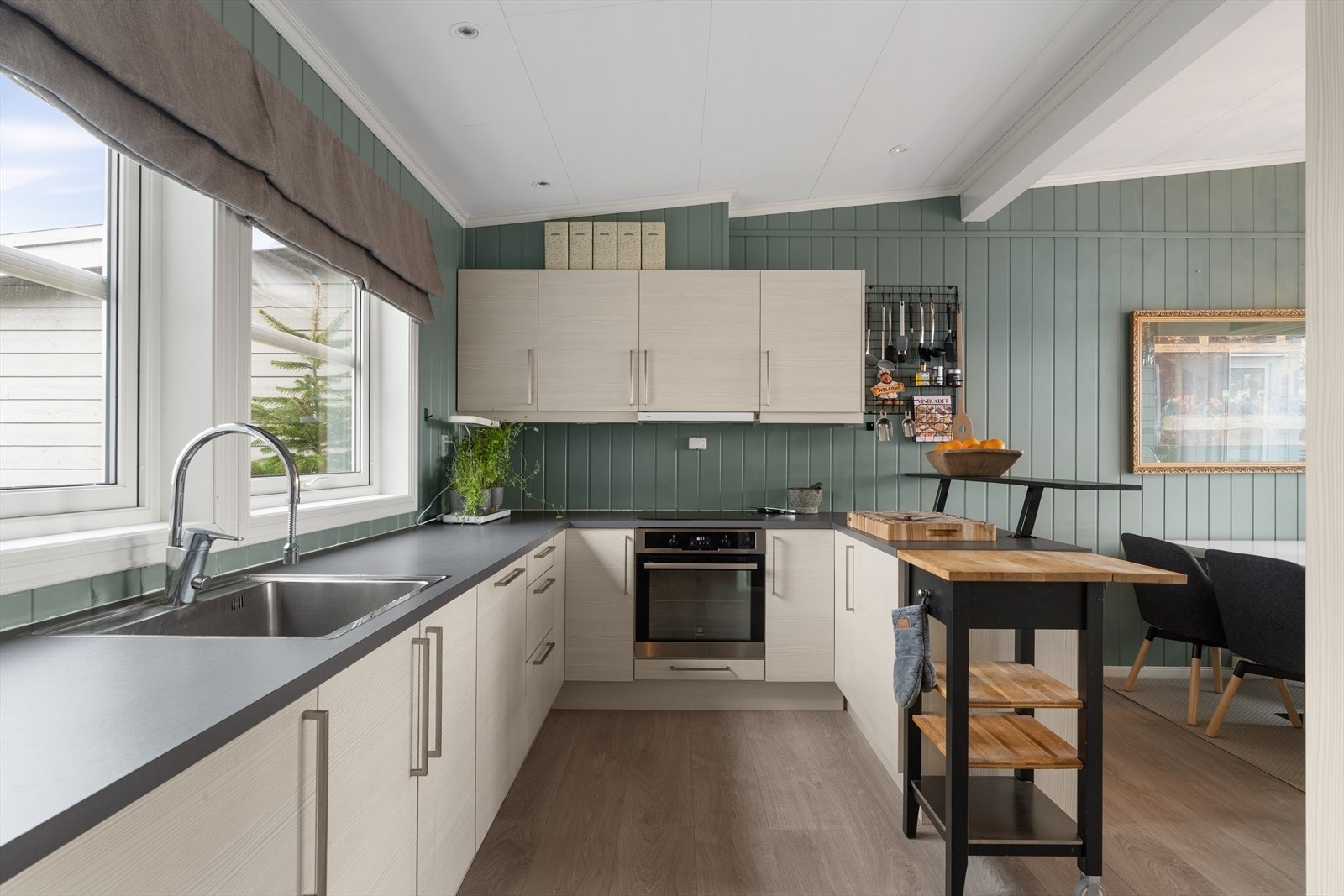 Kjøkkenet er fra Sigdal og har integrerte hvitevarer. Galleribilde