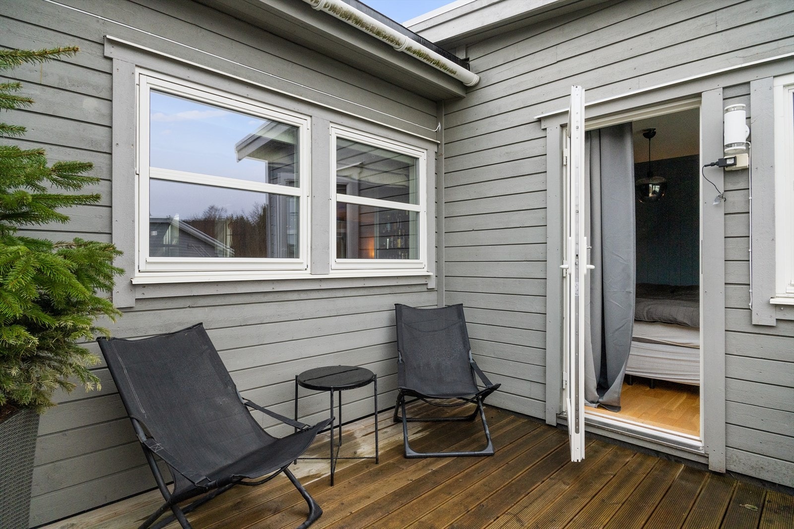 Denne balkongen er vendt mot hyggelige fellesarealer og her er fin morgensol. Galleribilde