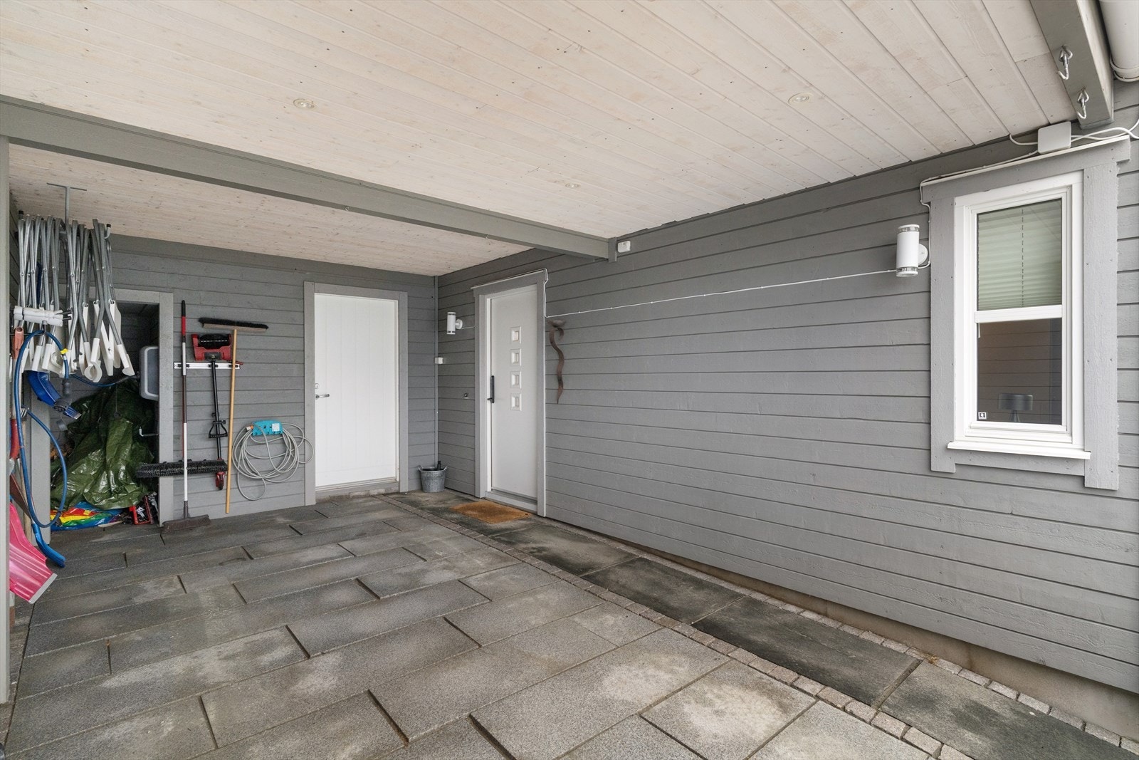 Carport med lader for el-bil. Galleribilde