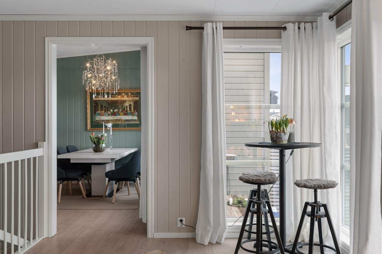 Store vindusflater sørger for naturlig lysinnslipp. Galleribilde