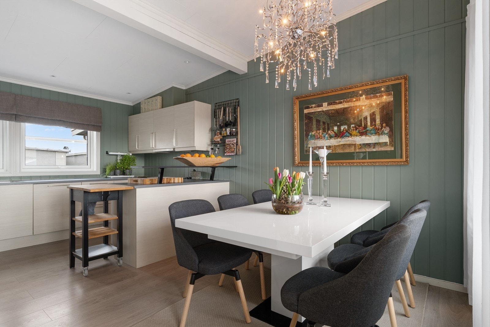 Lyst og fint kjøkken. Her er det god plass til spisebord. Galleribilde