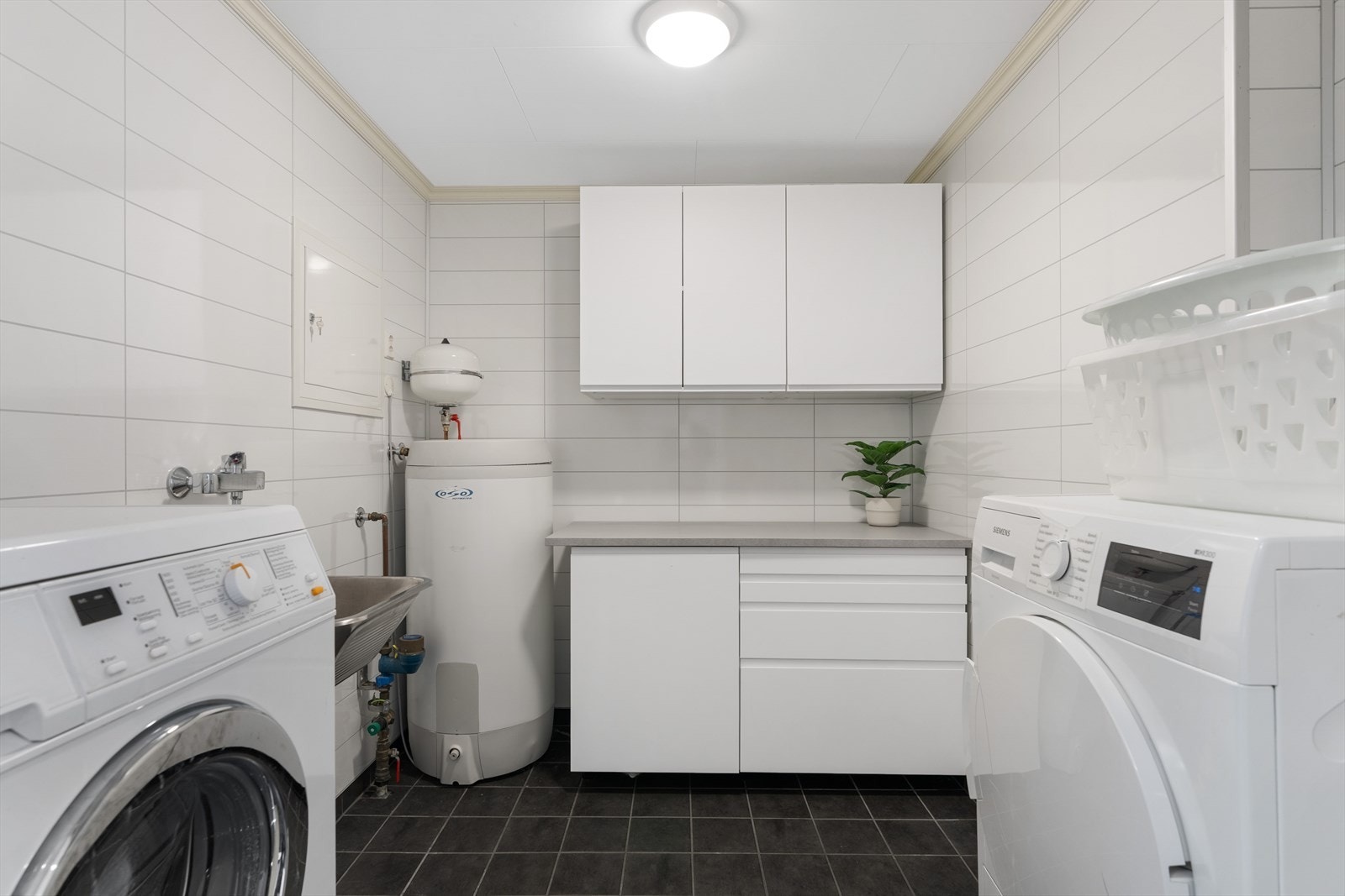 Praktisk vaskerom. Plass til diverse oppbevaring og opplegg for vaskemaskin. Galleribilde