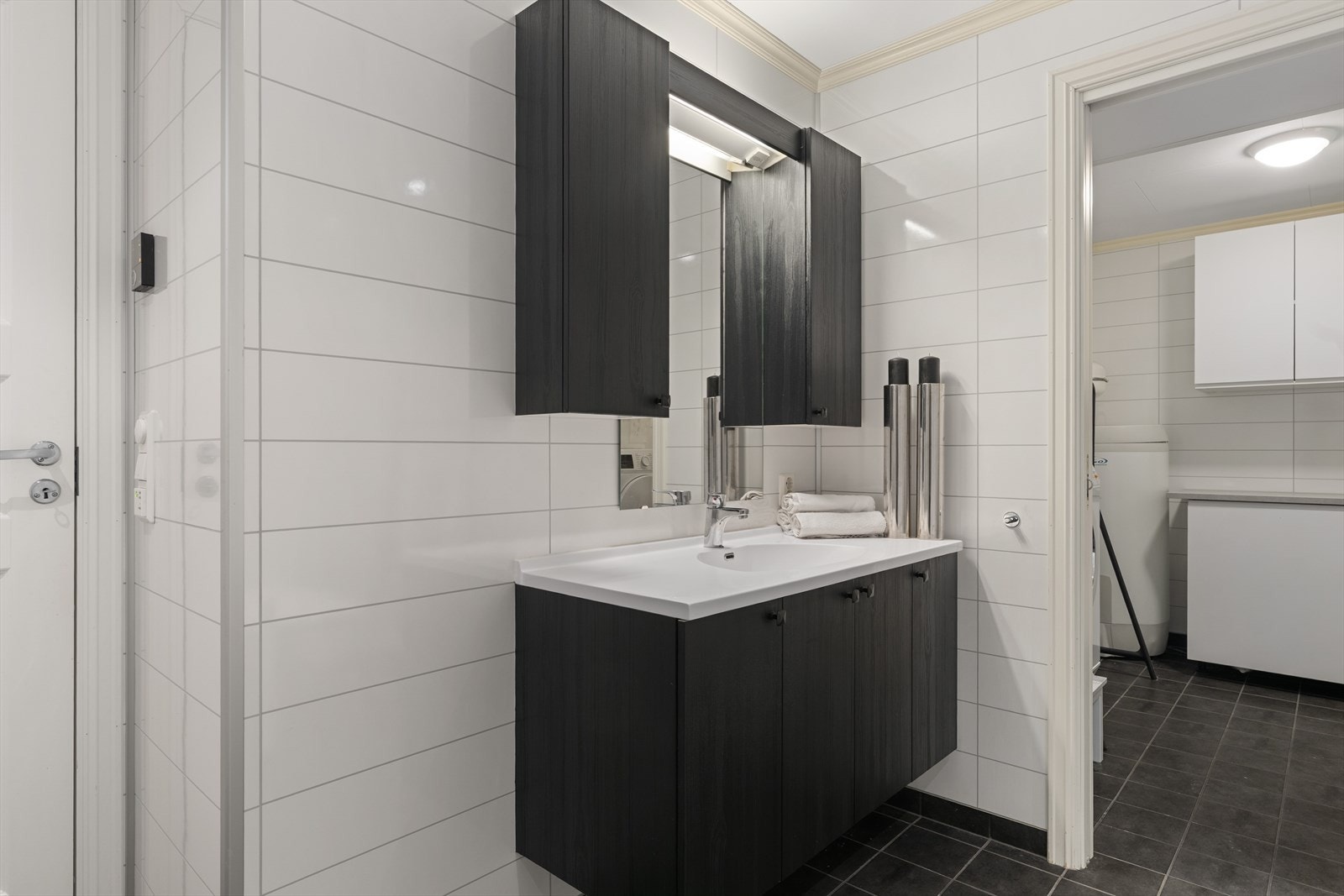 I tilknytting til bad i sokkeletasje er også et praktisk vaskerom på 6 kvm. Galleribilde