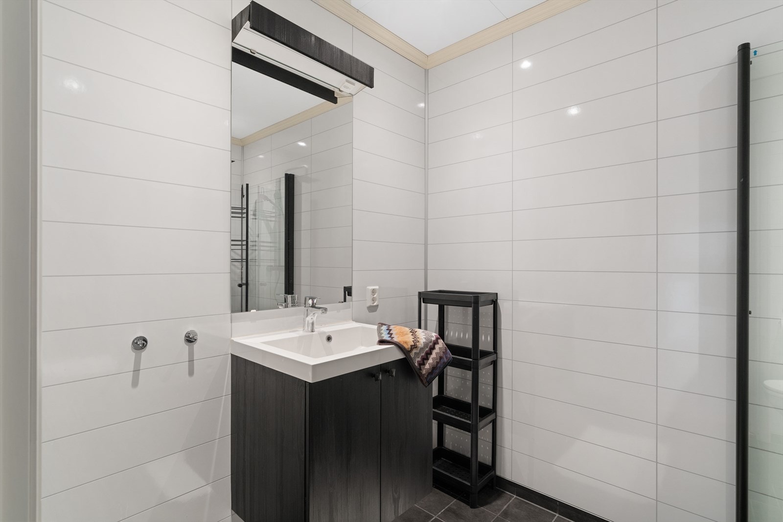 Det er varme i gulv i begge bad og vaskerom. Galleribilde