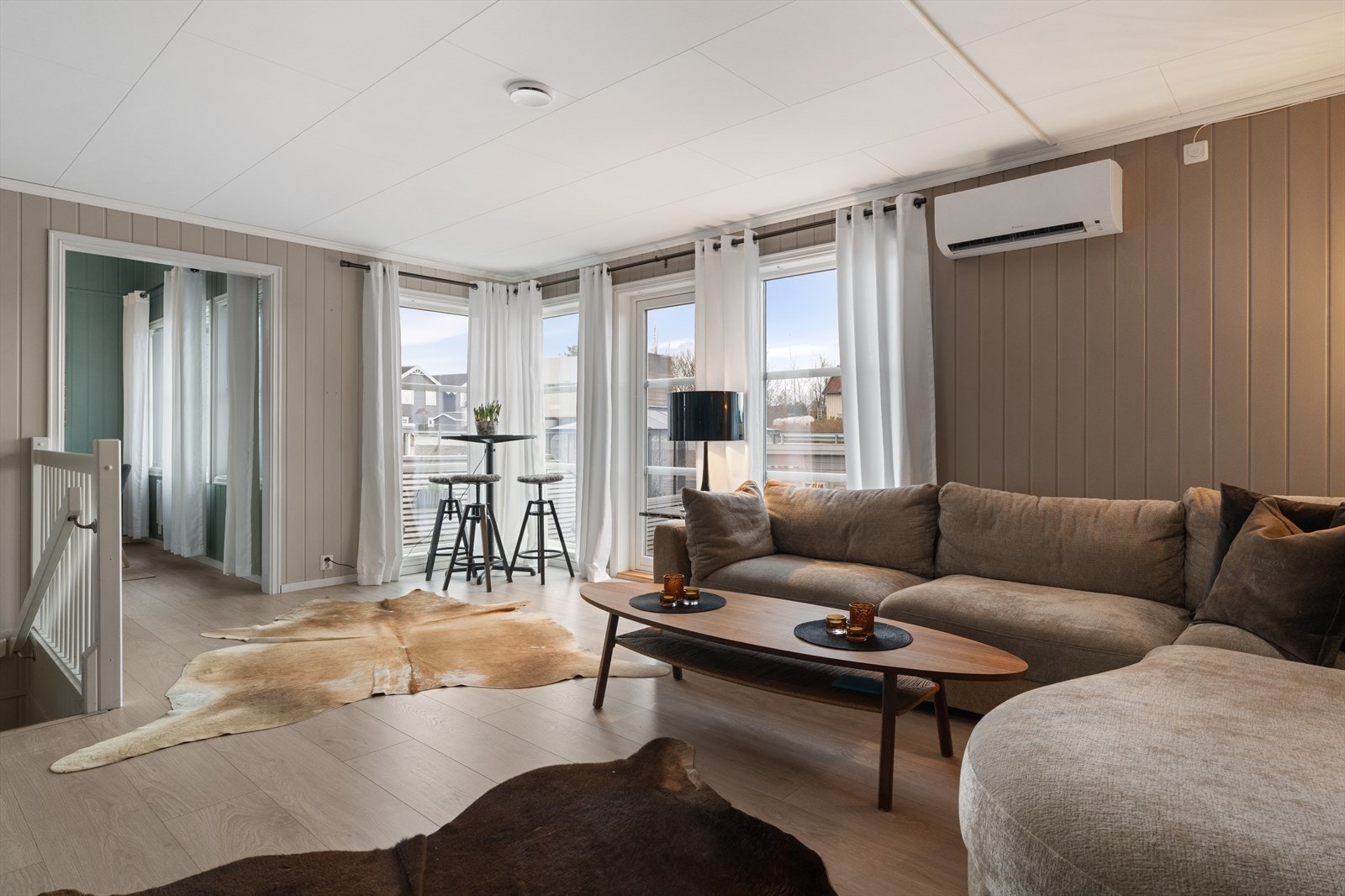 Fra stuen er det utgang til en terrasse på ca. 27 kvm Galleribilde