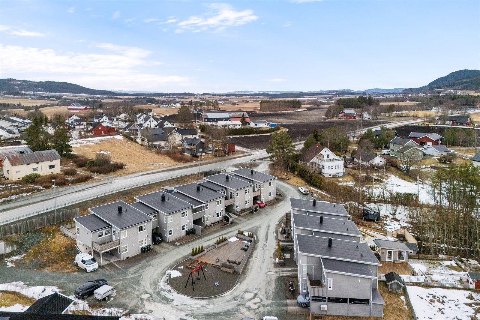 Attraktiv beliggenhet med korte avstander til skole, barnehage og butikk. Galleribilde