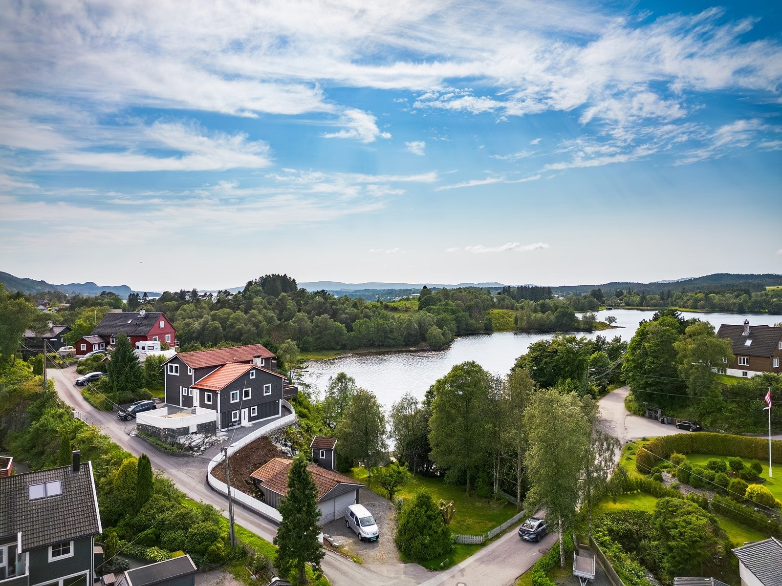 Tomten har stor dobbel garasje, delvis inngjerdet. Galleribilde