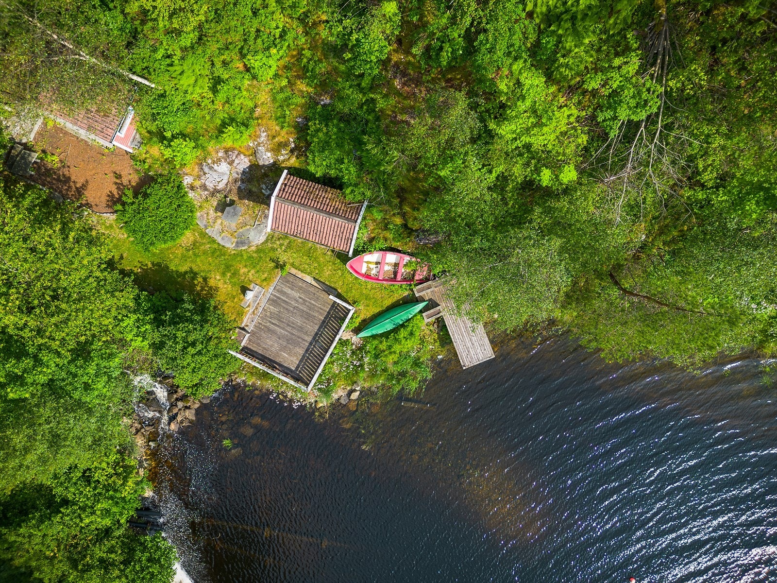 Tomten har diverse bygg, markterrasse. Bryggen ligger over grense til nabo iflg basiskart. Selger kjenner ikke til om noe er byggemeldt/godkjent. Galleribilde