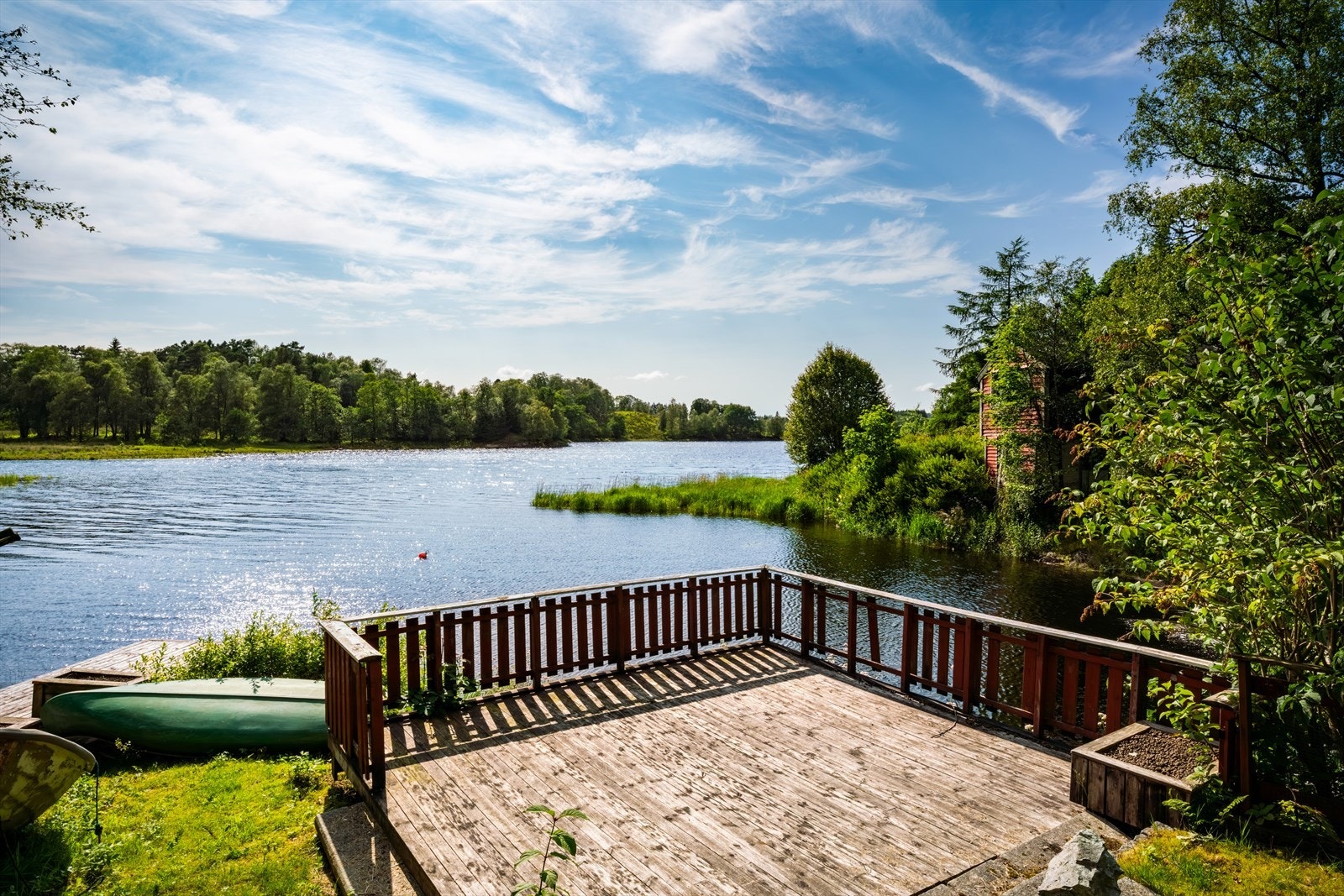 Spennende tomt med strandlinje til Stendavannet. Presentert av Laila Flinterud hos Fana Sparebank Eiendom. (foto Imotiv) Galleribilde