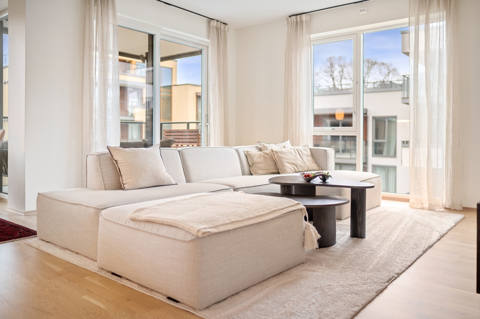 Leiligheten er romslig og rommer 75 m² BRA-I og består av entré, bad, stue, kjøkken, to soverom og en praktisk innvendig bod. Utover dette medfølger også en praktisk sportsbod og parkeringsplass i kjeller. Galleribilde