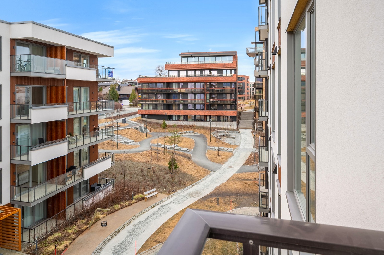 Utsikt mot fellesarealer. Leilighet ligger svært godt til i feltet og har gangavstand til både tustier, bakeri, restaurant mm. Kollektivtransport er også innen gangavstand. Galleribilde