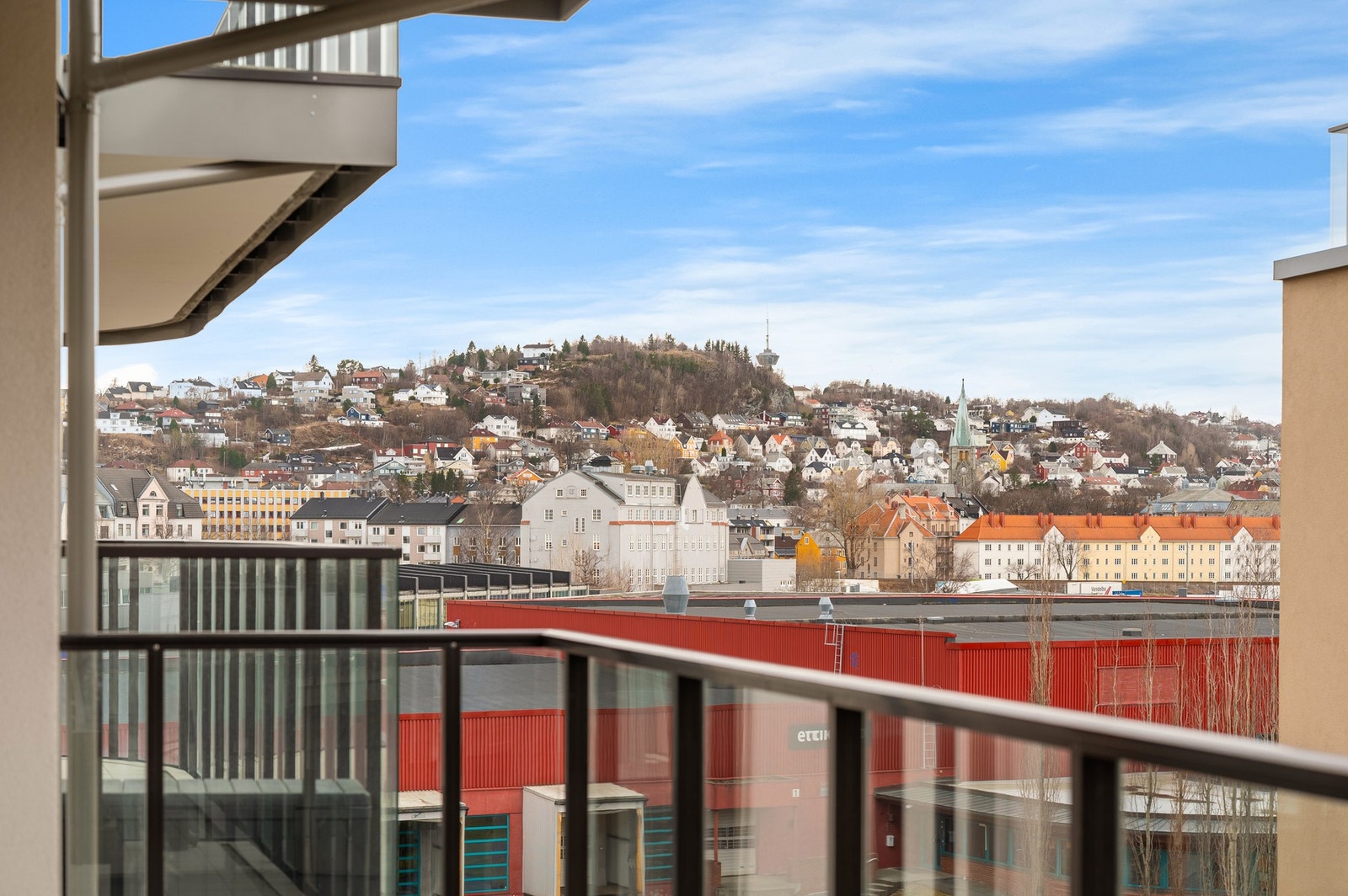 Med den flotte beliggenheten i byggets 4. etasje (5.etasje fra bakkenivå) sikrer du både en flott utsikt og gode solforhold! Galleribilde