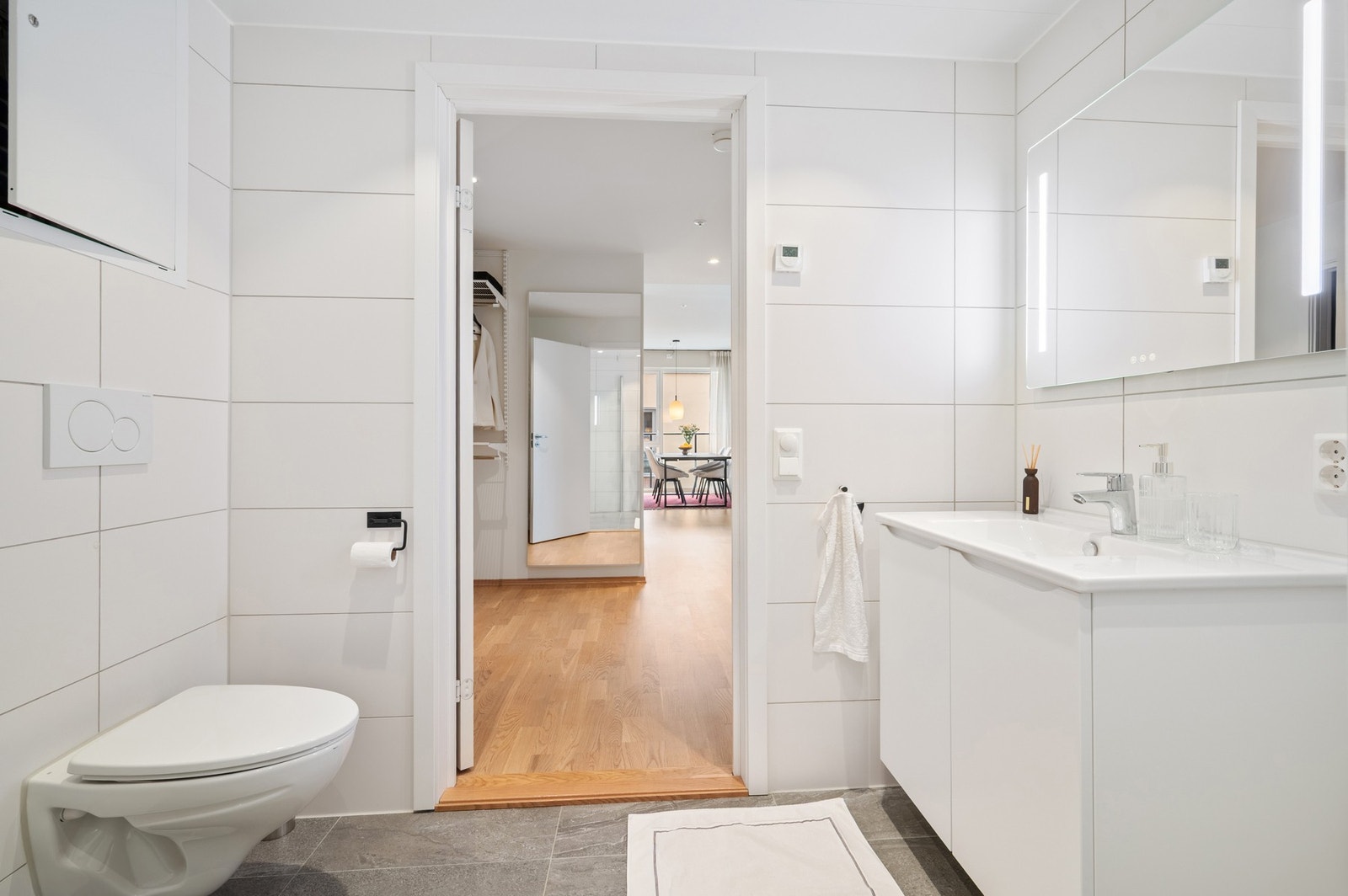 Av inventar finnes dusjnisje, vegghengt toalett Galleribilde