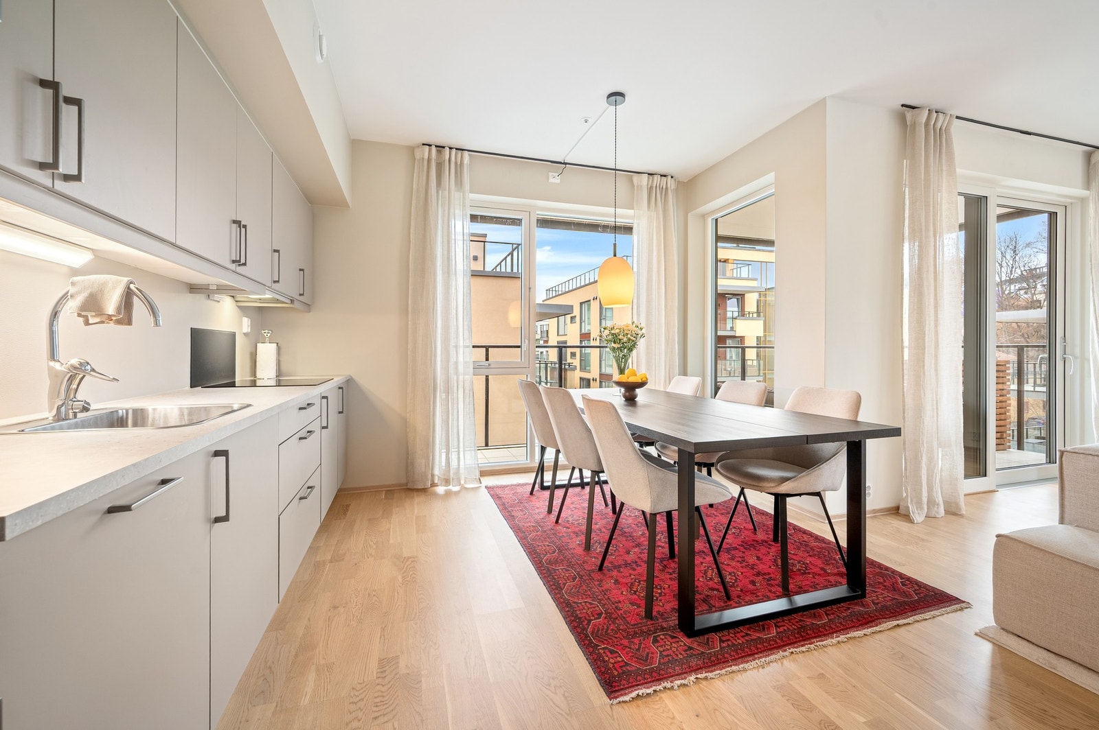 Bygget ble oppført så sent som i 2022 og holder en svært god og moderne standard. Dette bekreftet også i takstmanns rapport som har gitt samtlige punkter tilstandsgrad 0/1 (TG0/1). Galleribilde