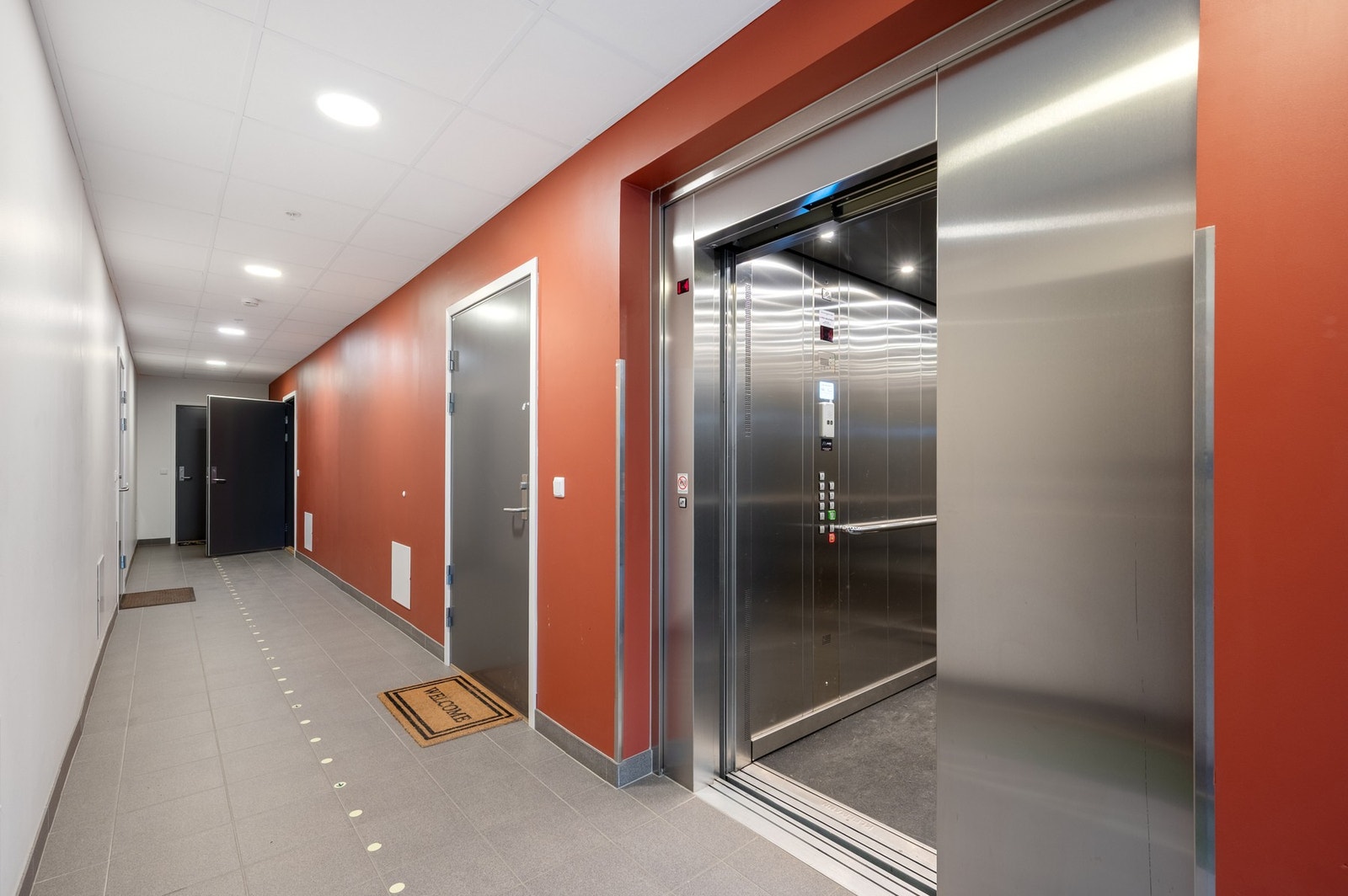 Det er naturligvis heis i bygget som bidrar til svært enkel adkomst. Heisen går helt ned til parkeringskjeller - Perfekt for både folk i alle aldersgrupper. Galleribilde