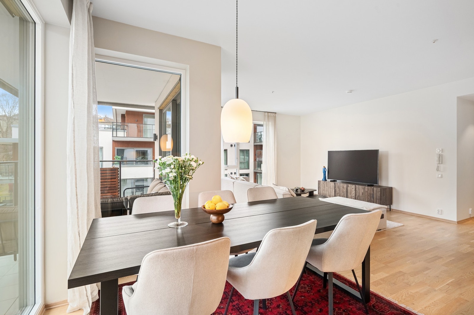 Med endebeliggenhet og store vindusflater som sikrer lysinslipp fra flere ulike himmelretninger kombinert med sjenerøs takhøyde får leiligheten en luftig og behagelig atmosfære. Galleribilde