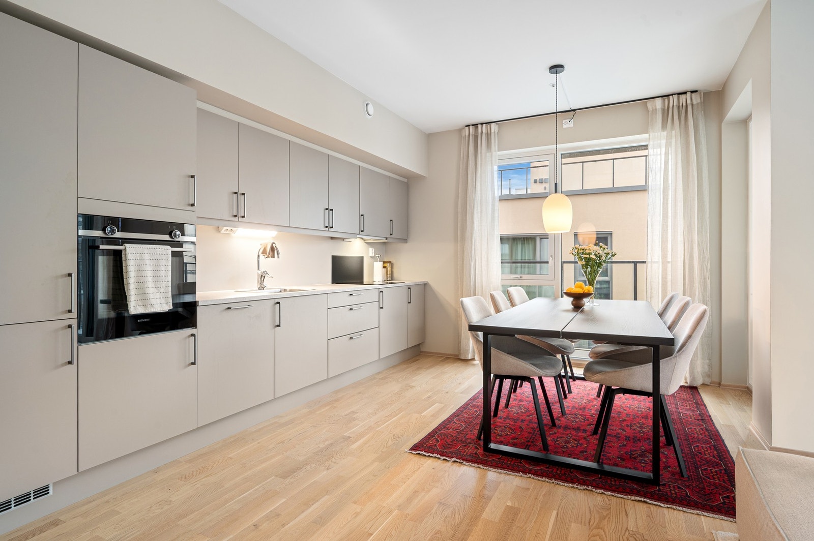 Leilighetens gode planløsning gjør den lett inredet og har god plass til spisegruppe i overgangen mellom kjøkkenet og stuen. Galleribilde