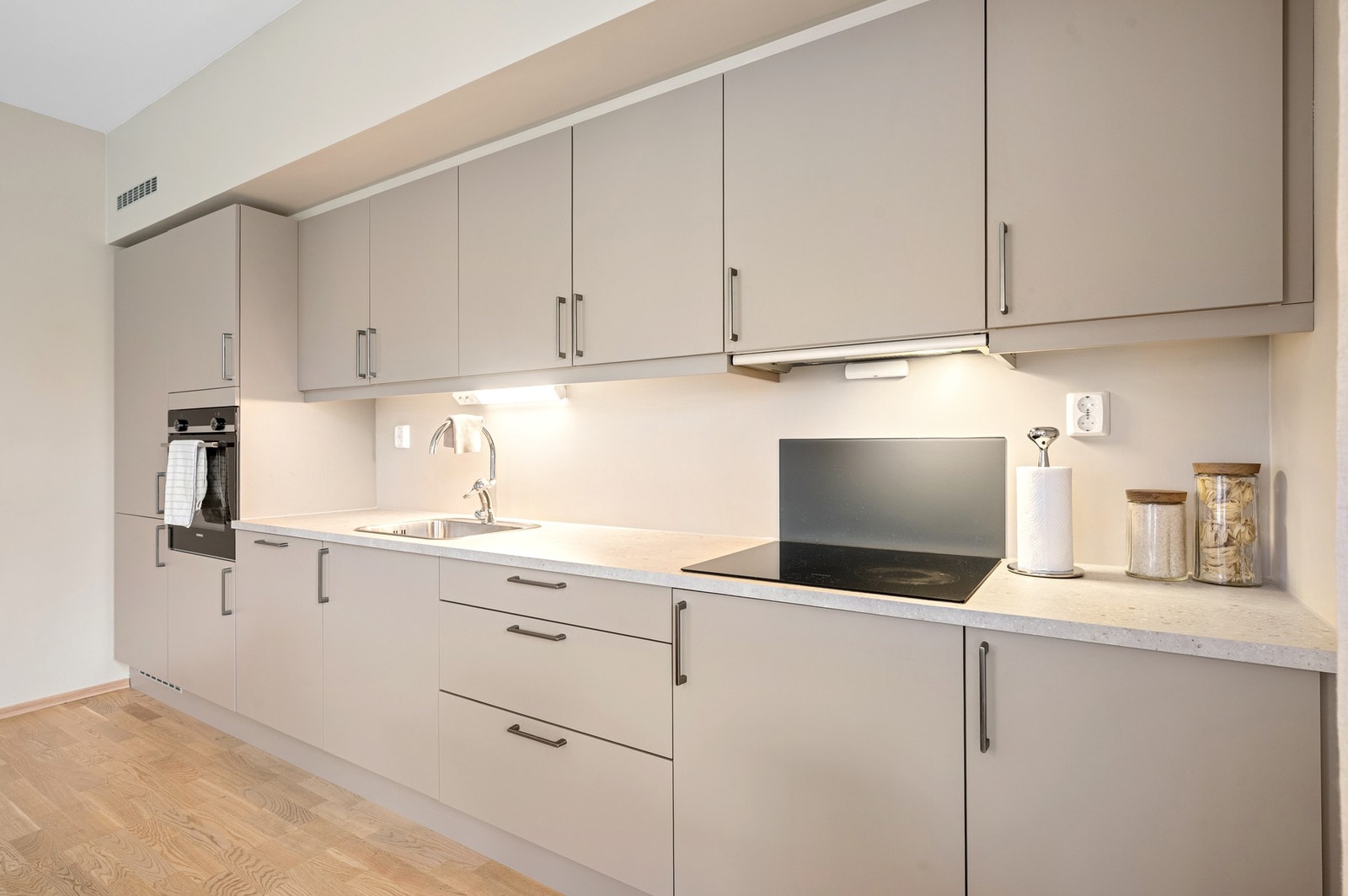 Lekkert kjøkken i moderne utførelse. Kjøkkenet er velutstyrt og funksjonelt med god skapplass og praktiske arbeidsflater. Galleribilde