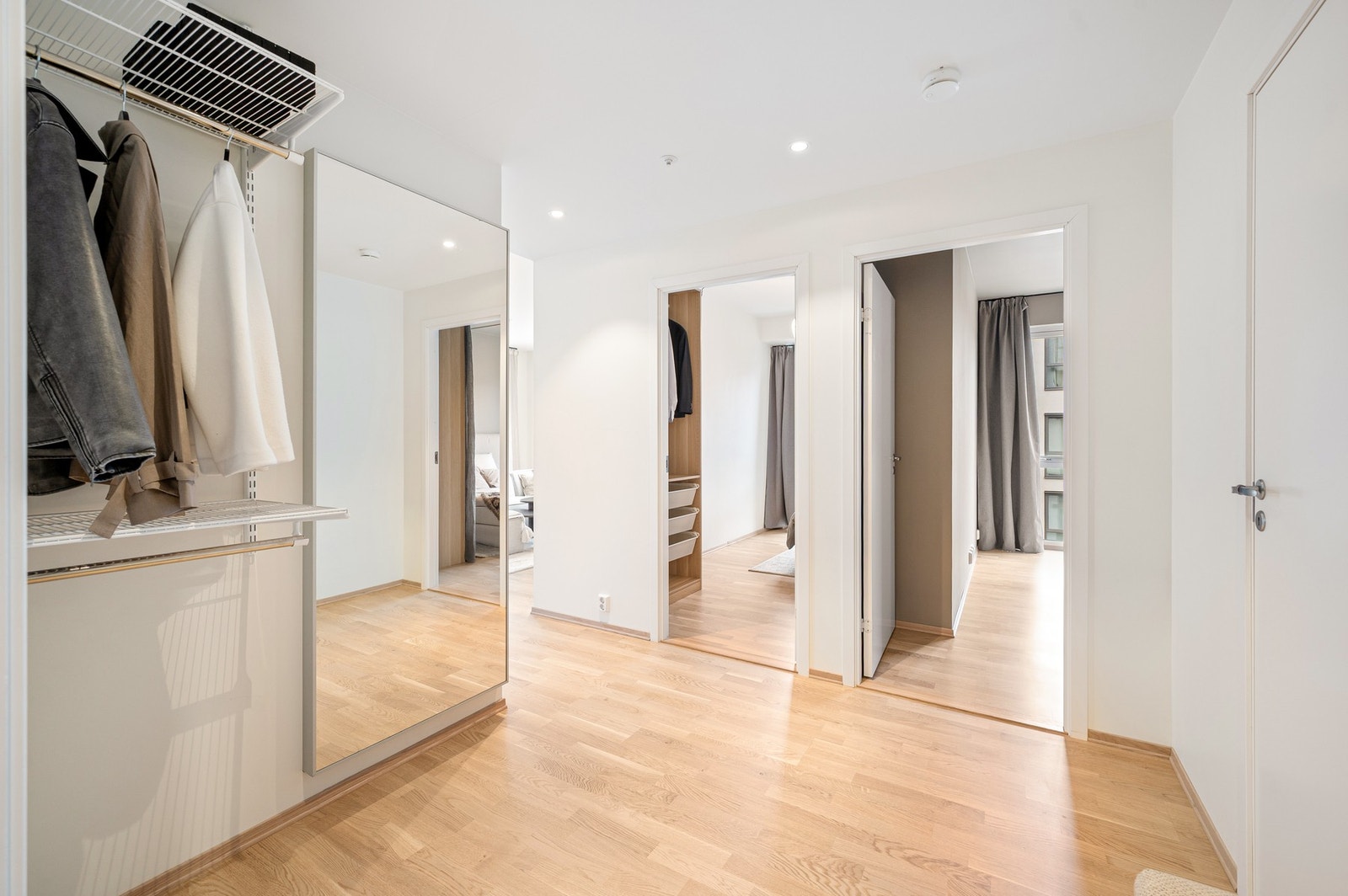 Lys og innbydende entré på 6,4 m² med god plass til å henge fra seg yttertøy. Spotter i himling. Galleribilde