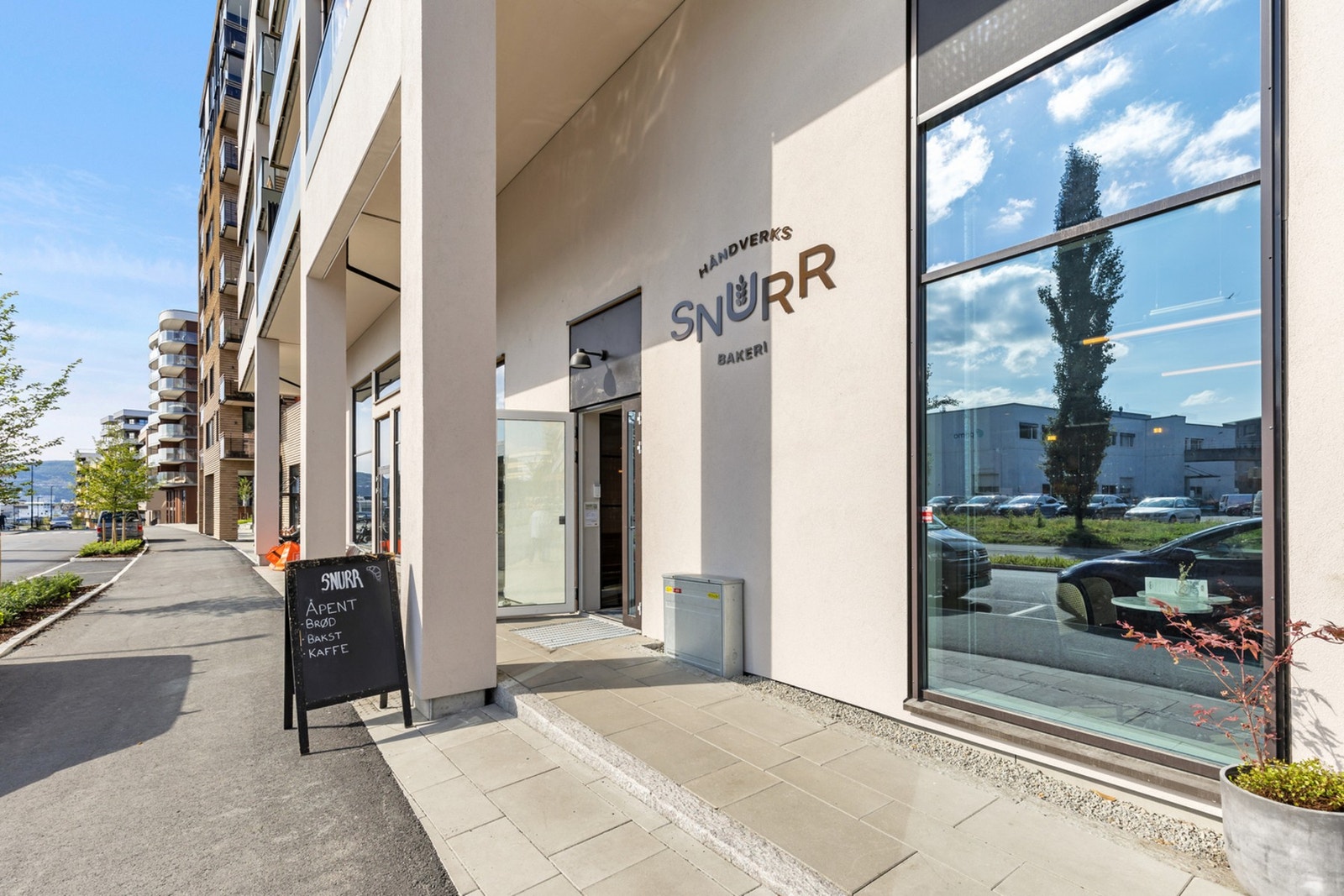 Nyt en deilig frokost med ferske bakevarer eller en god kopp kaffe fra "SNURR" som ligger kun 60 meter fra leiligheten. Galleribilde