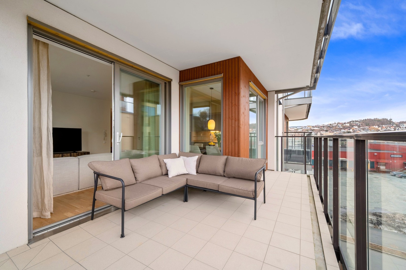 Her har man god til ønsket utemøblement, grill mm. Galleribilde