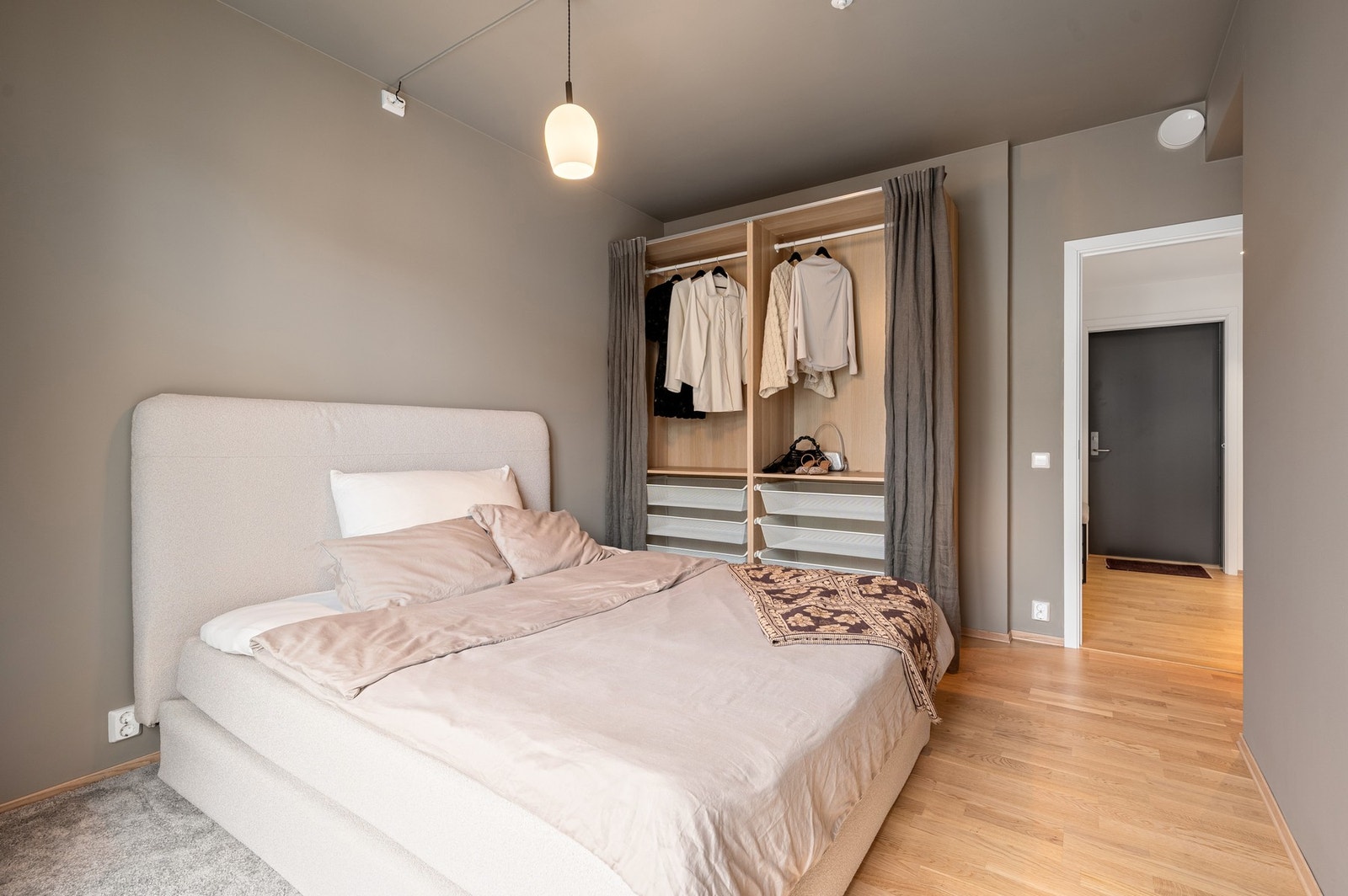 God plass til dobbeltseng og garderobeløsning. Galleribilde